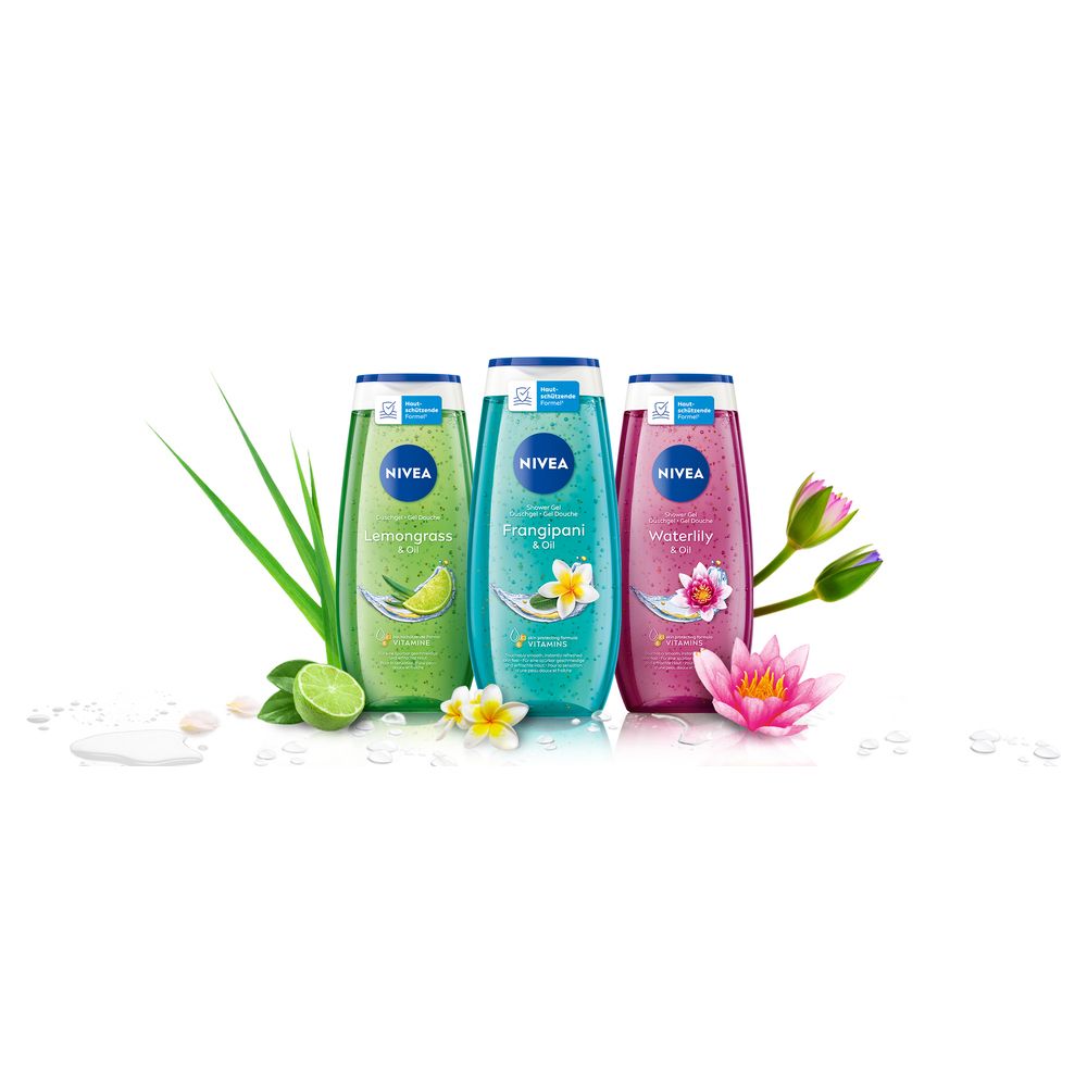 Drei NIVEA Pflegeduschen: Frangipani & Oil, Lemongrass & Lime, Waterlily. Präsentiert mit passenden Blumen und Früchten.
