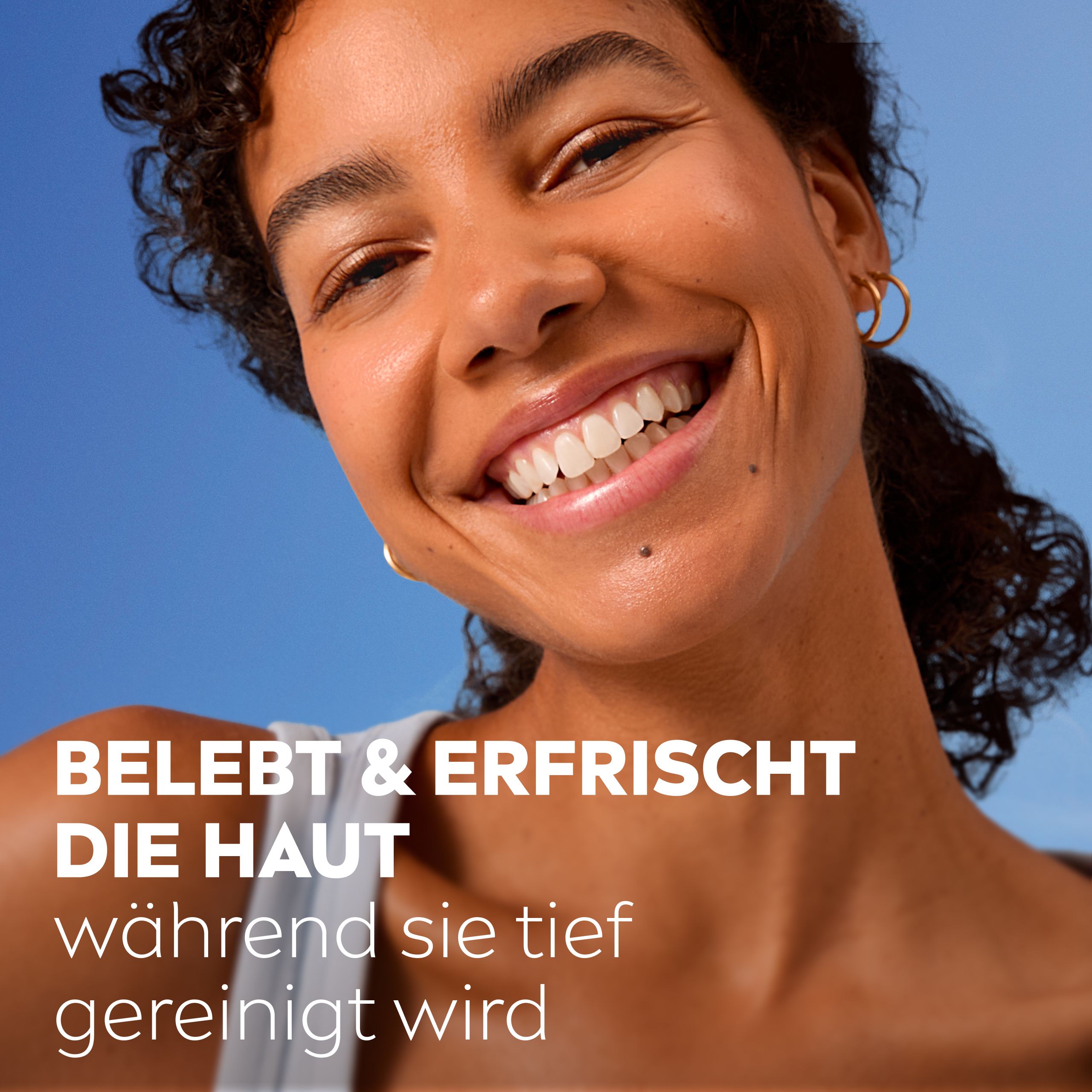 Frau mit strahlender Haut, NIVEA Erfrischendes Waschgel belebt und erfrischt.