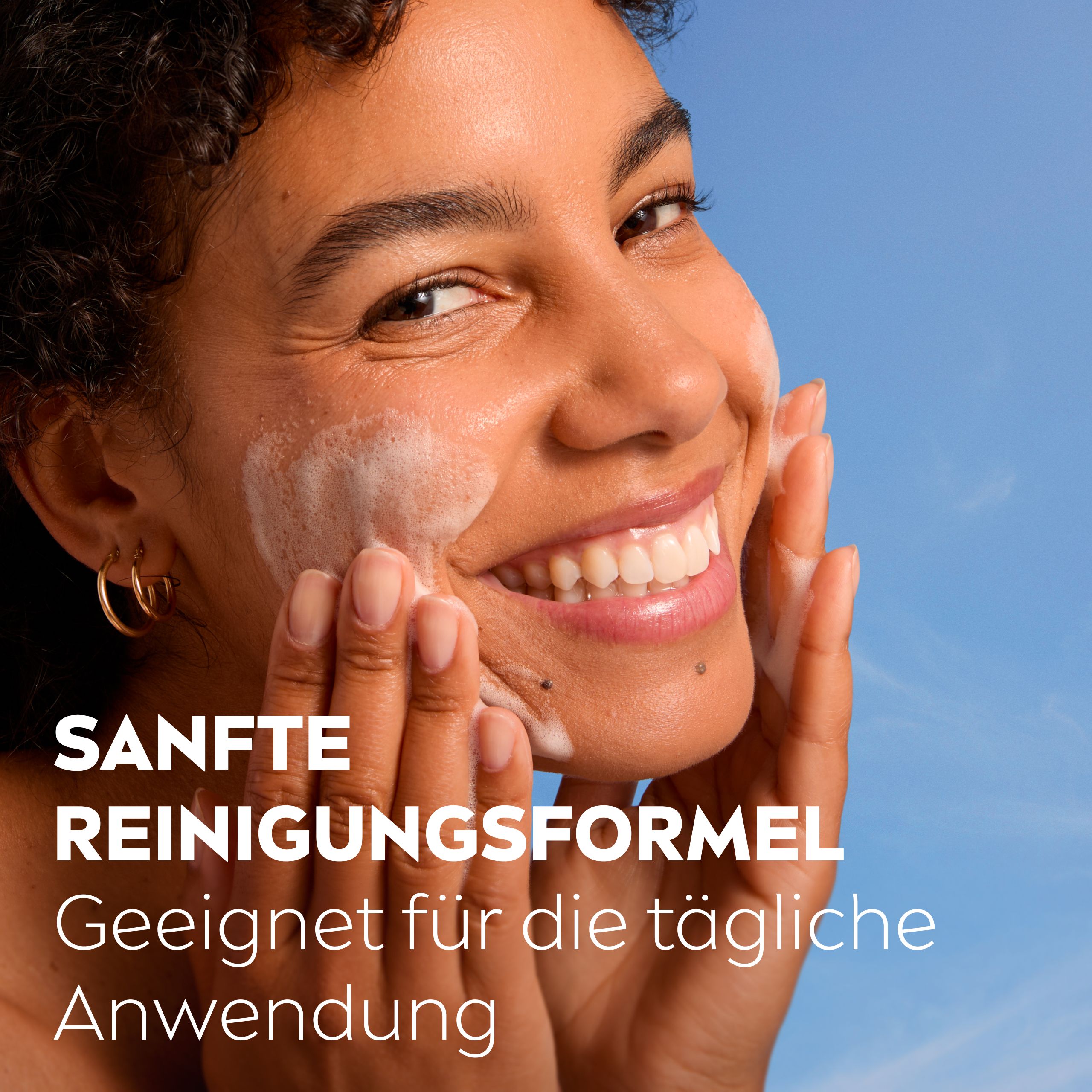 Frau mit schäumendem NIVEA Erfrischendes Waschgel für sanfte tägliche Reinigung.