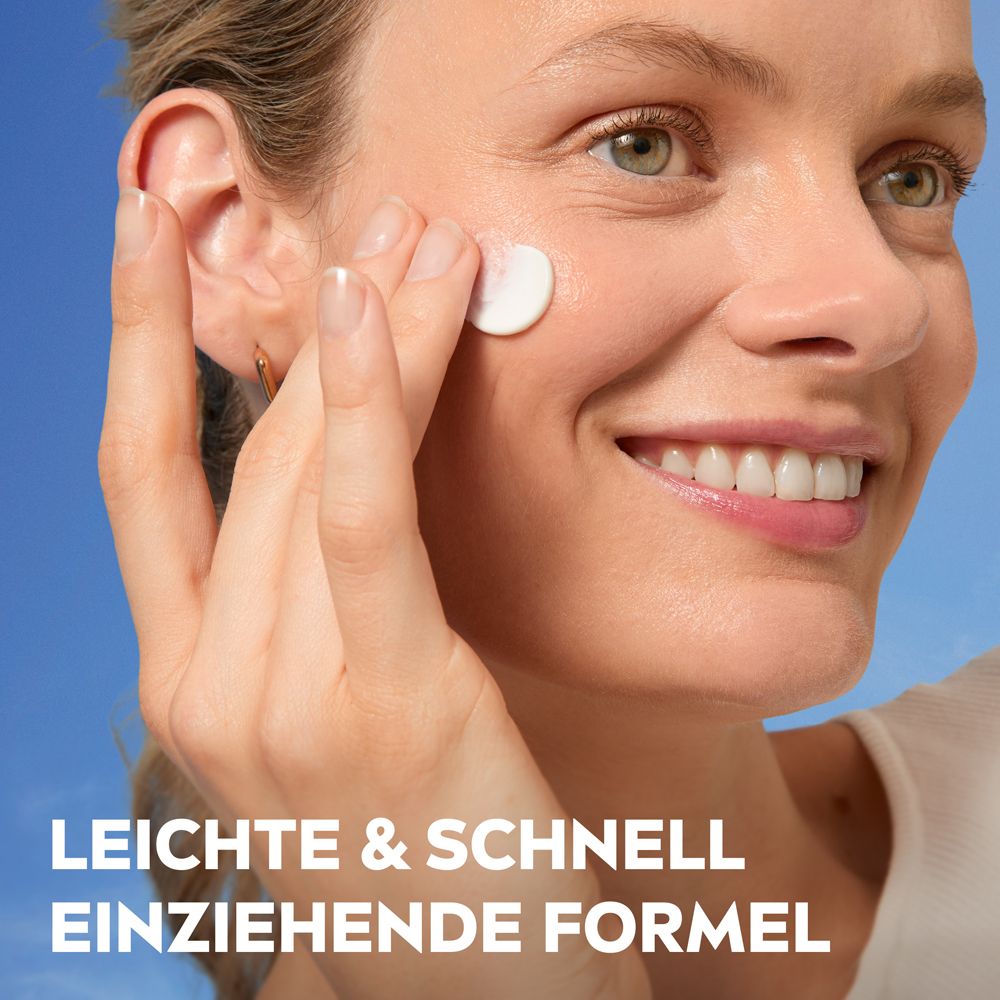 Frau trägt NIVEA Erfrischende Tagespflege auf; leichte und schnell einziehende Formel.