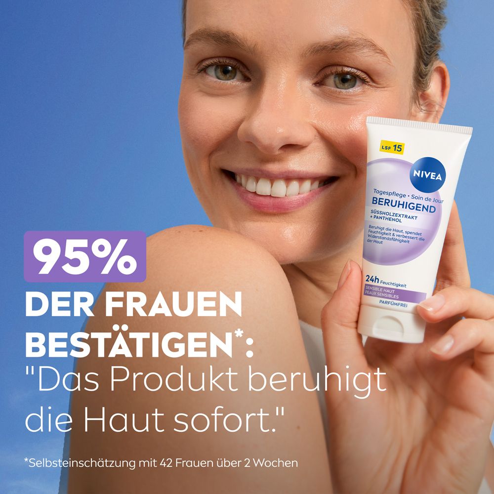 Frau hält NIVEA Beruhigende Tagespflege LSF 15. 95% der Frauen bestätigen beruhigende Wirkung.