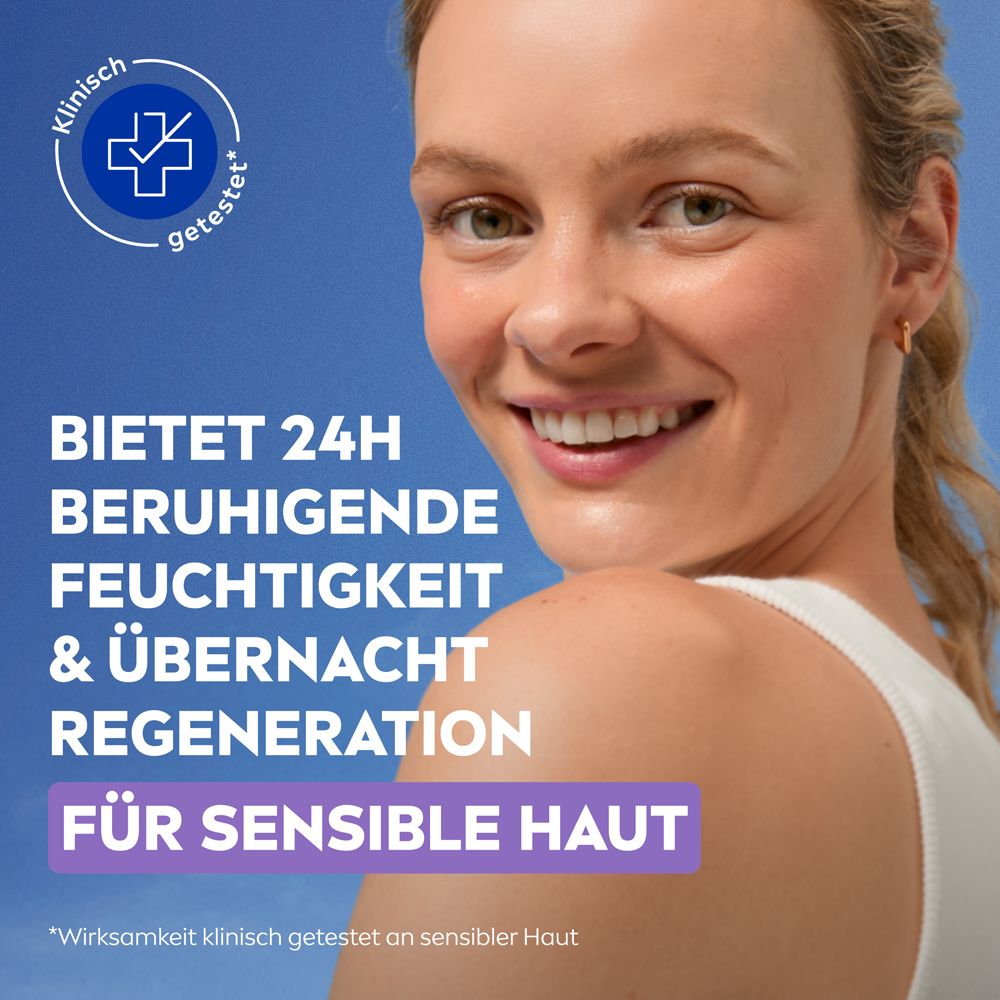 Frau mit strahlender Haut, Nivea Nachtpflege bietet 24h Feuchtigkeit und Regeneration für sensible Haut.