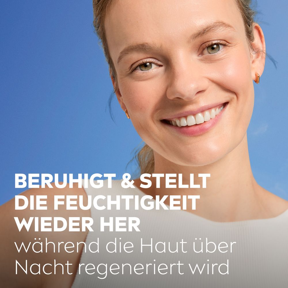 Frau lächelt, Nivea Beruhigende Nachtpflege beruhigt und stellt Feuchtigkeit wieder her über Nacht.