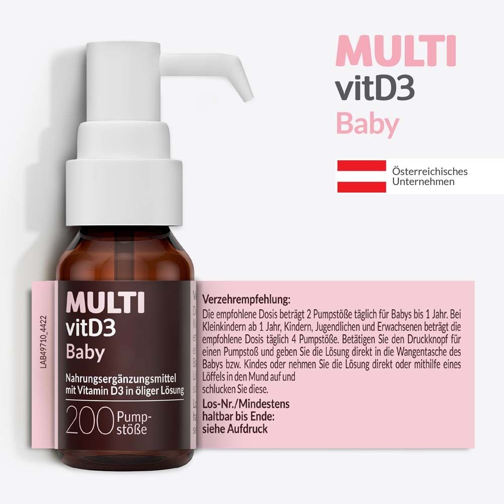 Braune Flasche mit weißem Pumpkopf. Text: MULTI vitD3 Baby. Beipackzettel mit Verzehrempfehlung.