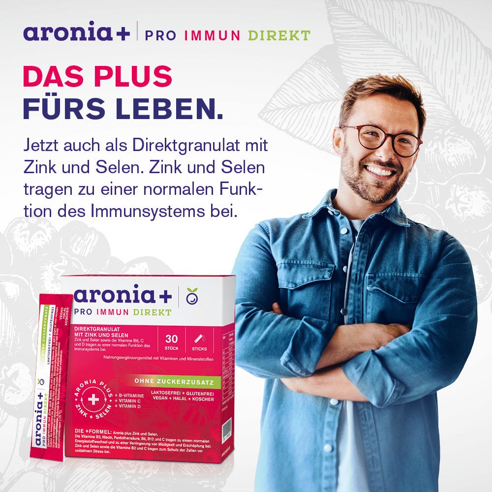 Mann mit Brille und Aronia+ PRO IMMUN DIREKT. Packung mit 30 Sticks. Direktgranulat mit Zink und Selen.