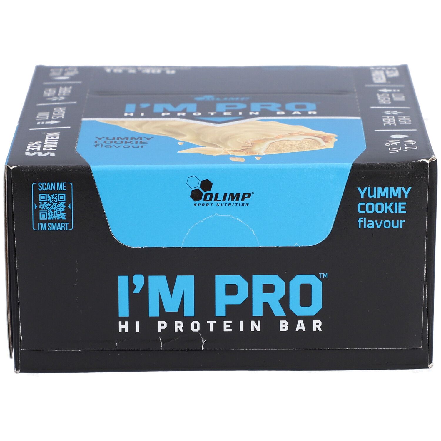 Schachtel mit Proteinriegeln. Aufschrift: I'M PRO HI PROTEIN BAR, Yummy Cookie. Marke: Olimp.