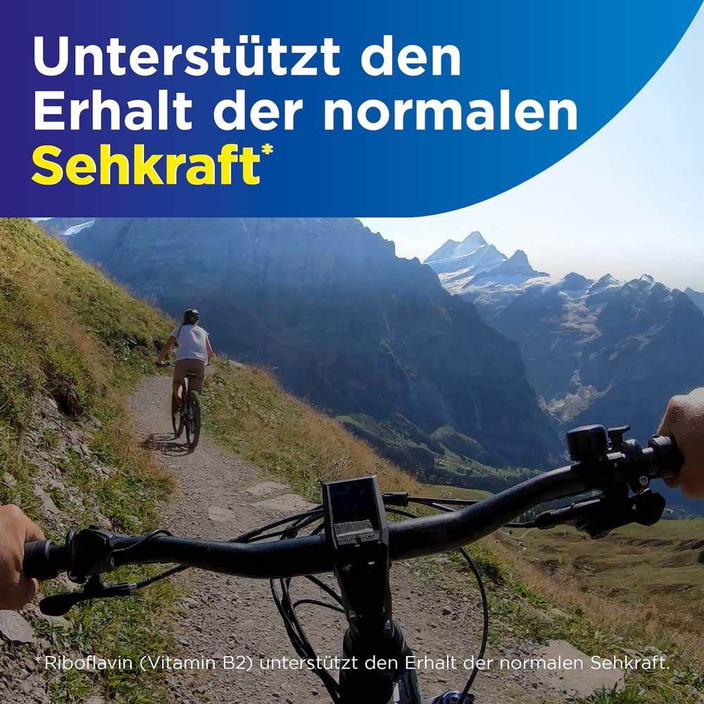 Person fährt Fahrrad in den Bergen. Text: Unterstützt den Erhalt der normalen Sehkraft.