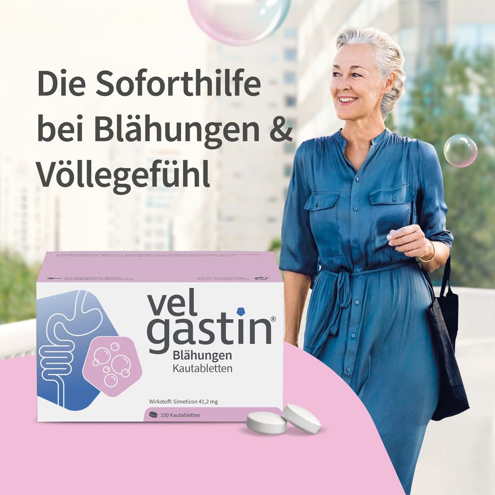 Frau mit Velgastin®-Packung. Text: Soforthilfe bei Blähungen & Völlegefühl. Weiße Tabletten daneben.