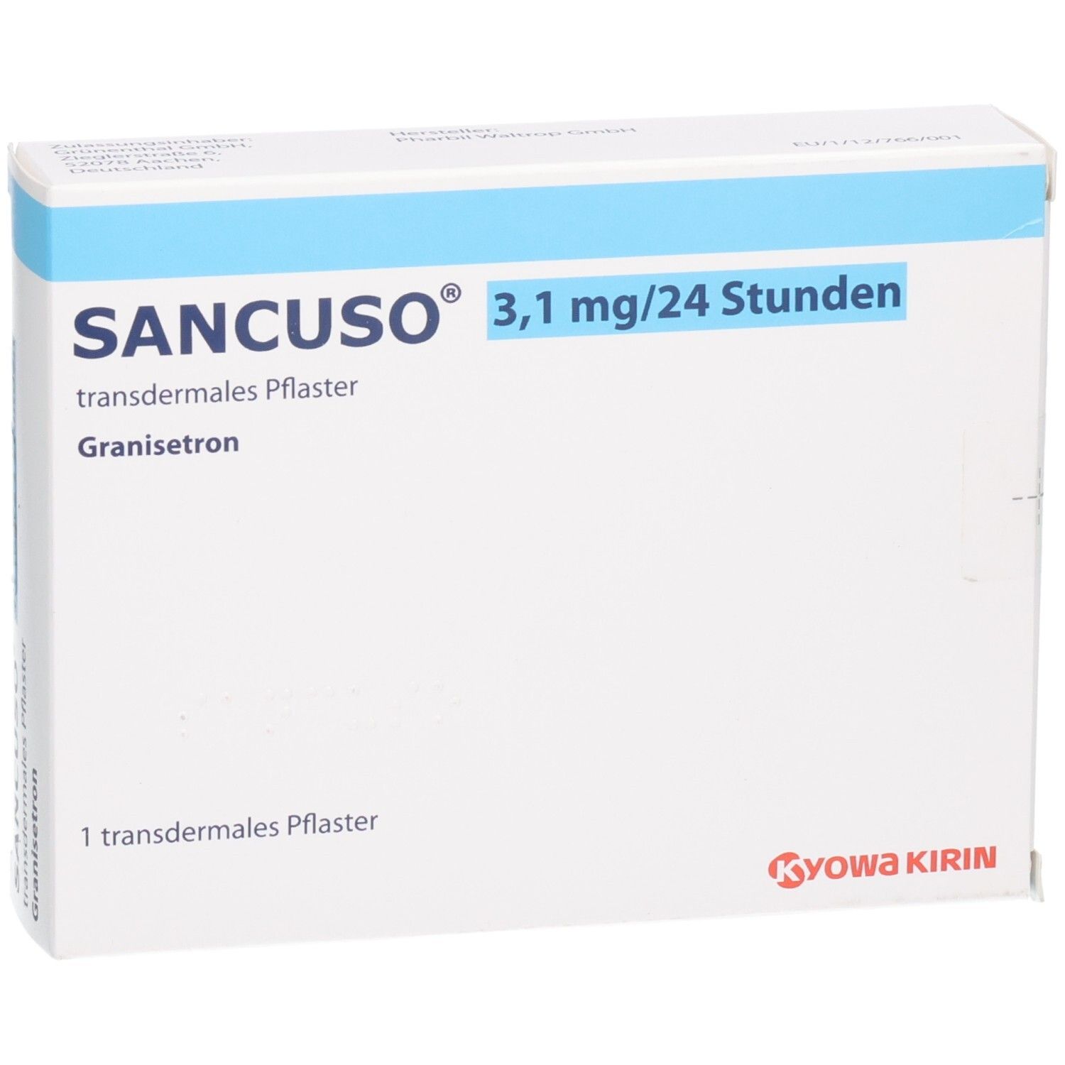 Weiße Schachtel mit blauer Schrift. Aufschrift: SANCUSO 3,1 mg/24 Stunden, transdermales Pflaster. Kyowa Kirin Logo.
