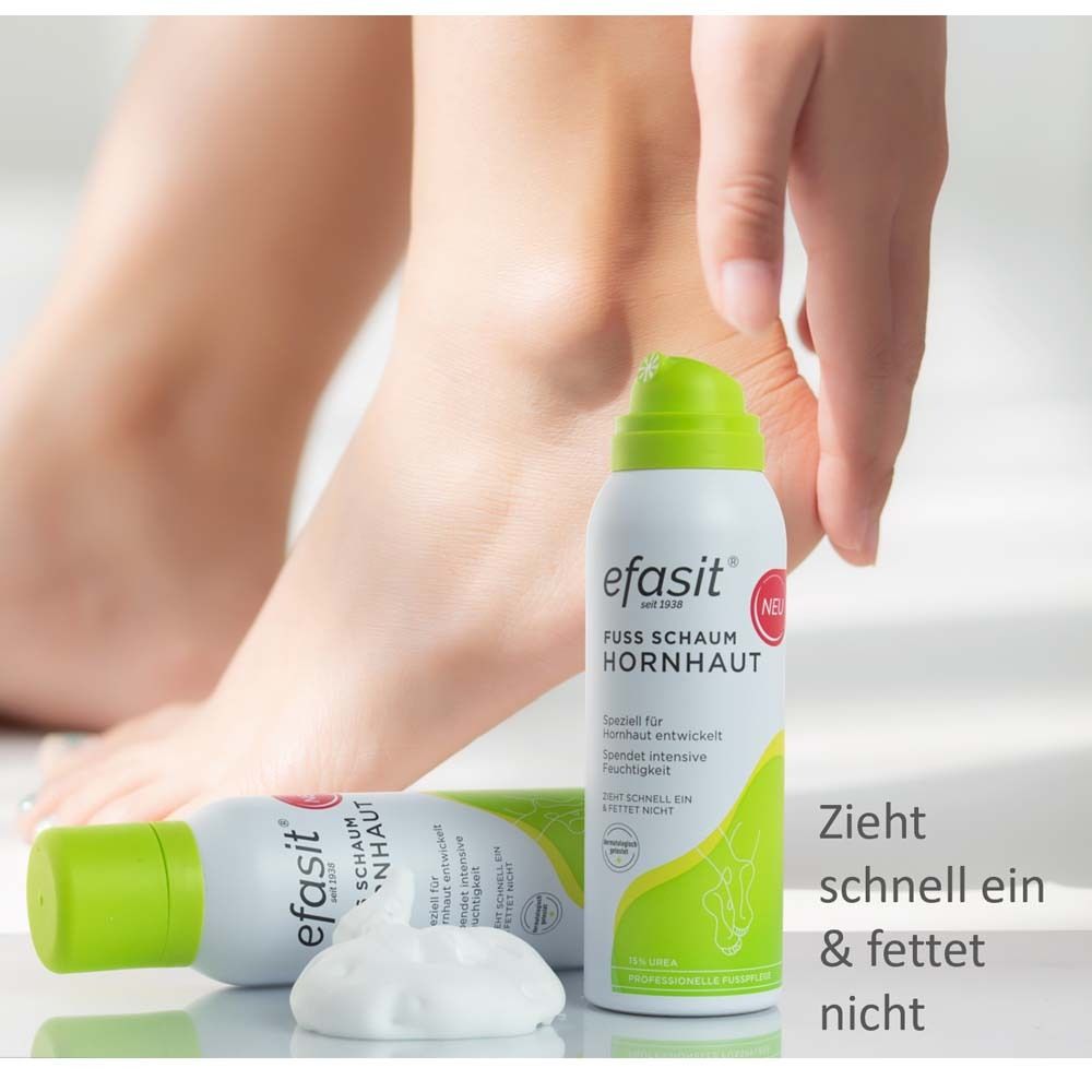 Zwei efasit® Fuß Schaum Hornhaut Flaschen und Schaum auf einer Hand. Text: Zieht schnell ein & fettet nicht.