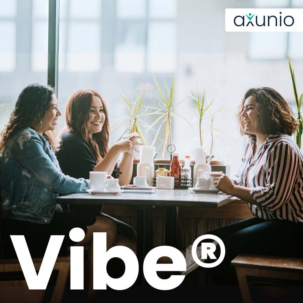 Drei Frauen sitzen an einem Tisch. Auf dem Tisch stehen Tassen und Flaschen. Im Hintergrund ist ein Fenster.