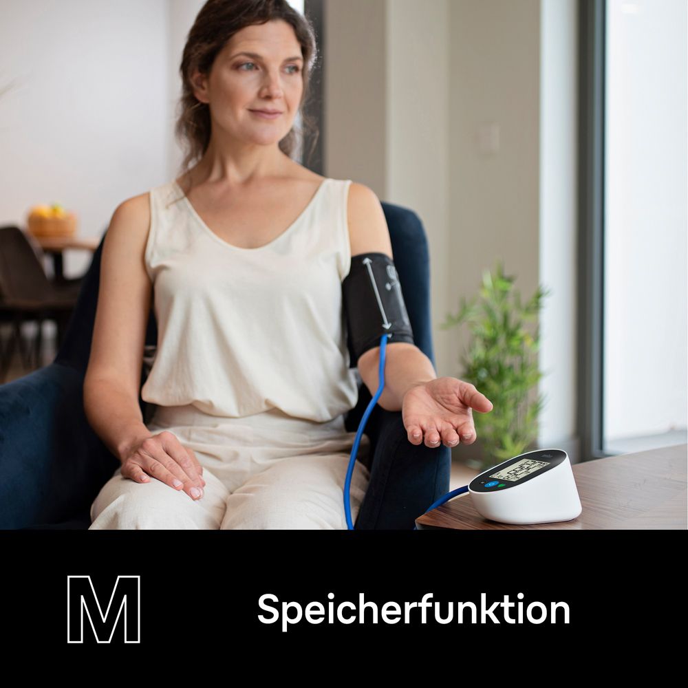 Blutdruckmessgerät. Display zeigt Messwerte. Schwarzes Gehäuse, blaue Taste. Speicherfunktion.