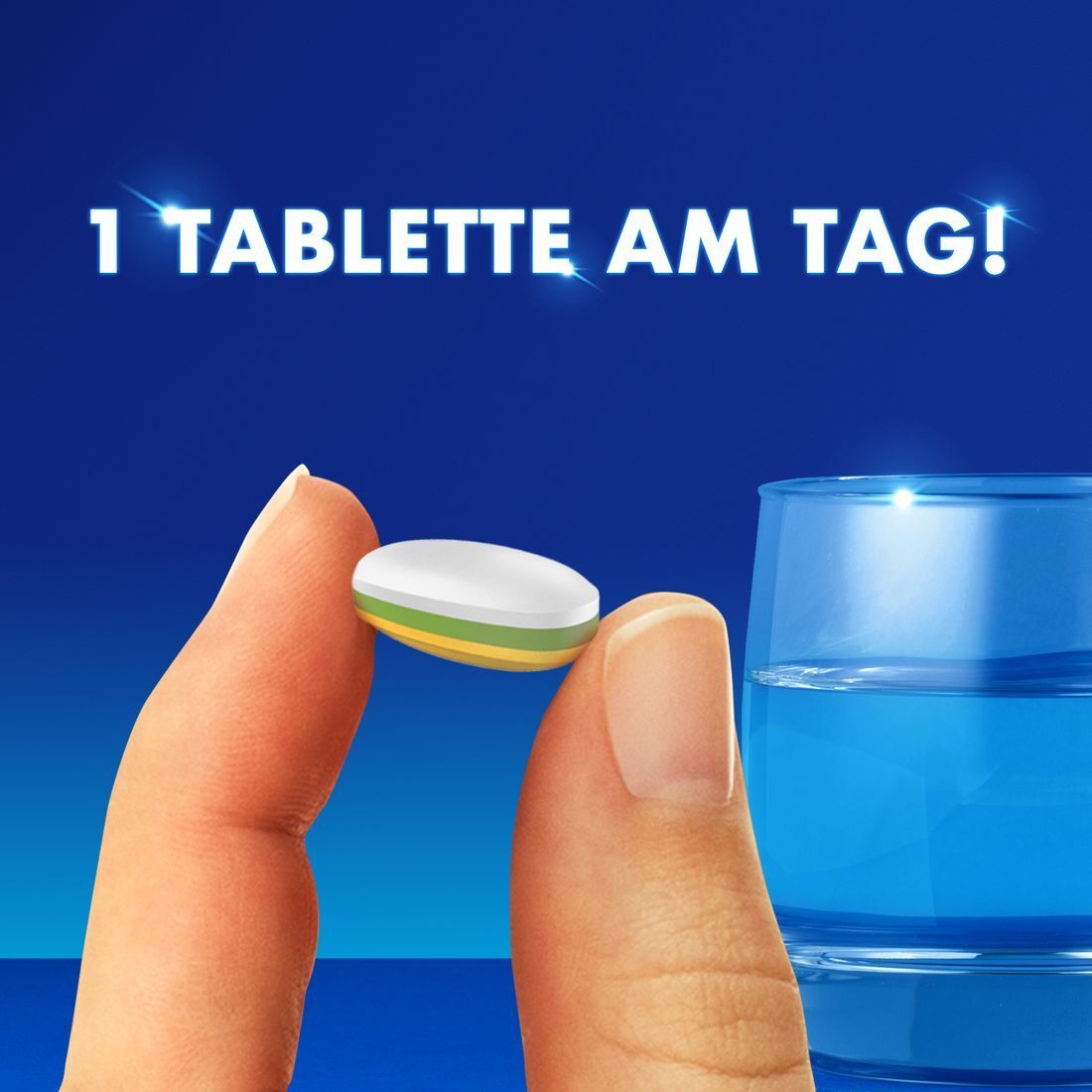 Hand hält Tablette und Glas Wasser. Text: 1 Tablette am Tag!