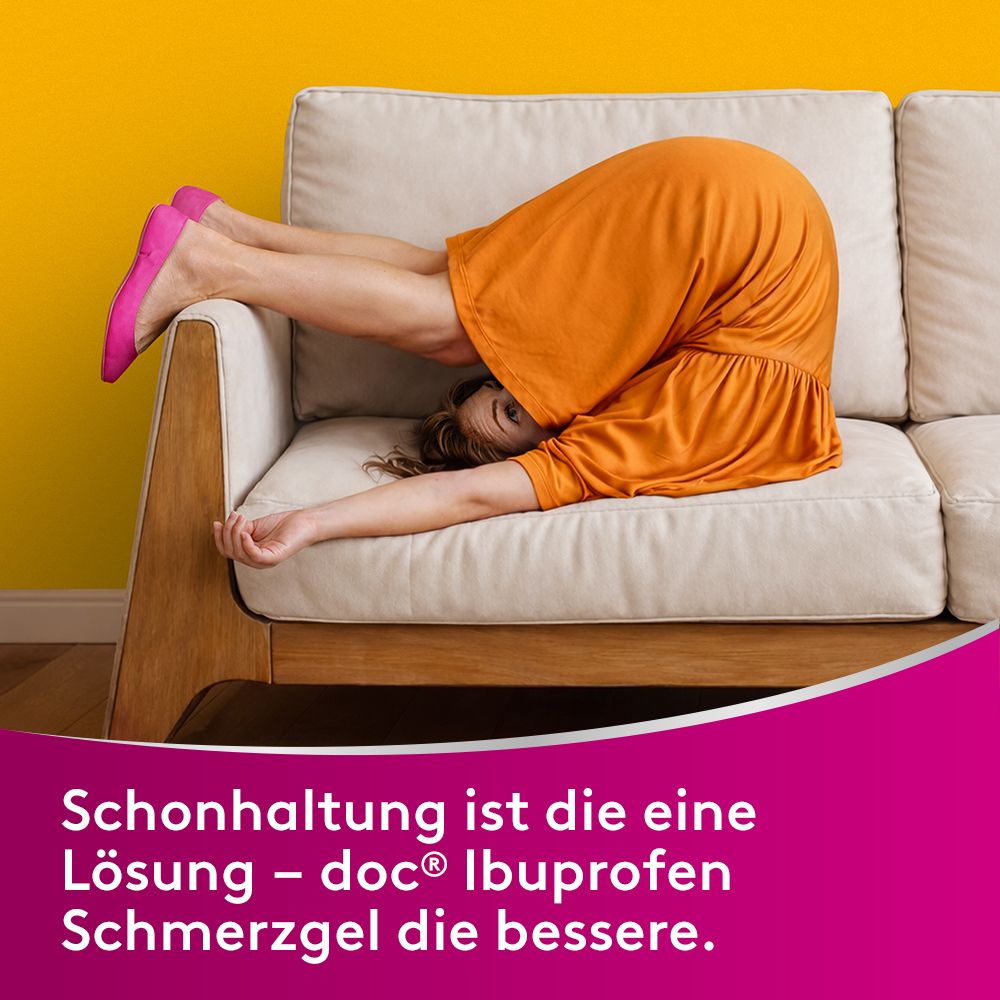 Person auf Sofa. Pinker Hintergrund. Text: doc® Ibuprofen Schmerzgel.