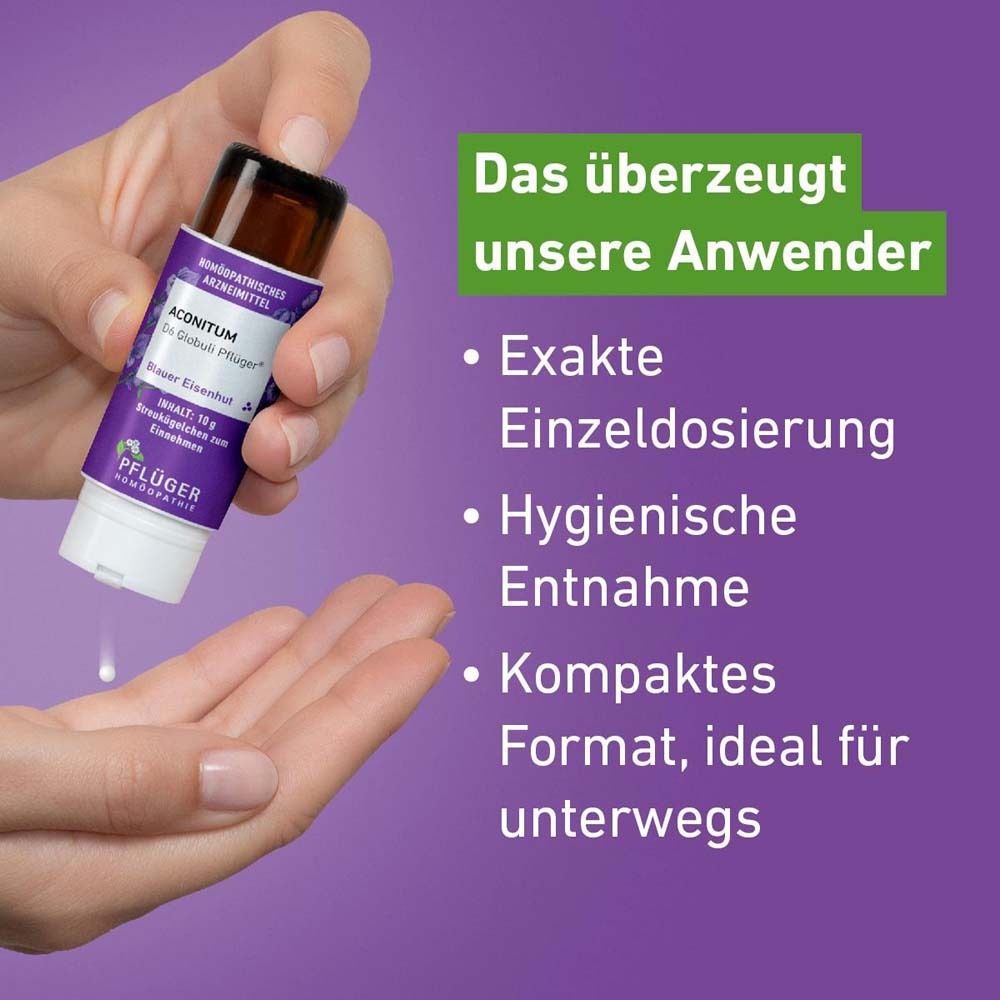 Globulis werden in die Hand gegeben. Aconitum D12 Globuli Pflüger®-Spender. Lila Hintergrund.