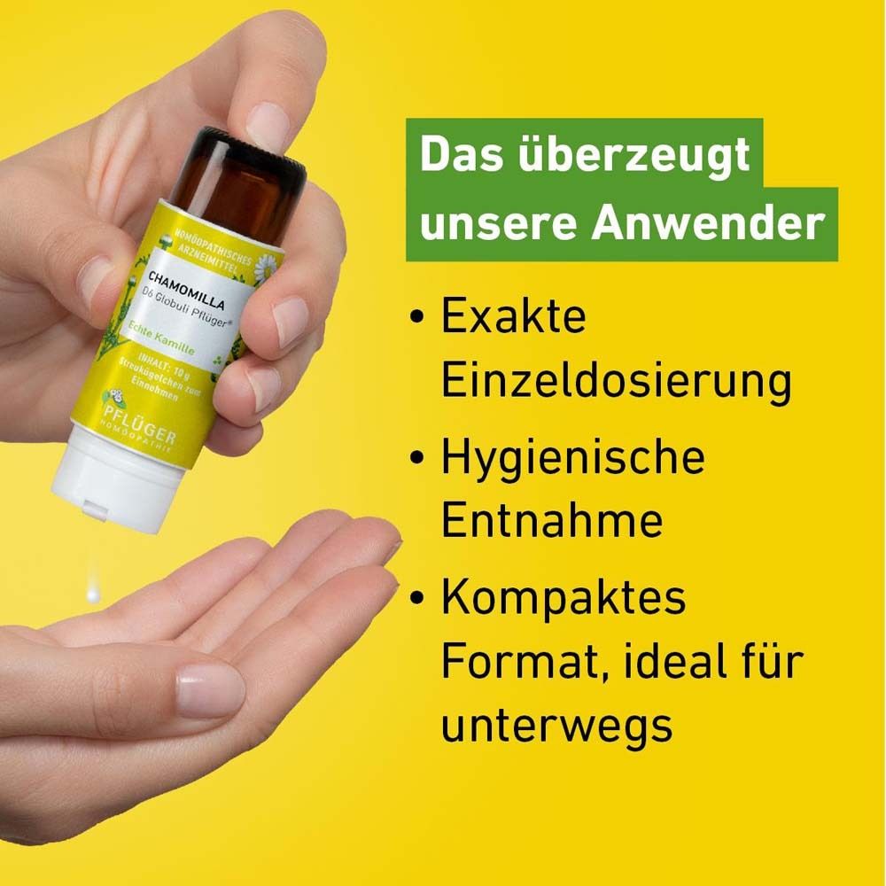 Hand hält Flasche Chamomilla D6 Globuli Pflüger®. Text: Exakte Einzeldosierung, Hygienische Entnahme.