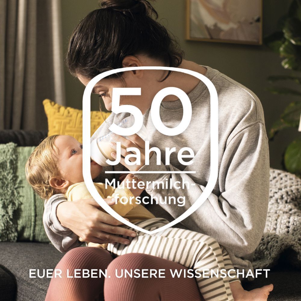 Mutter stillt Baby. Text: 50 Jahre Muttermilchforschung. Euer Leben. Unsere Wissenschaft.