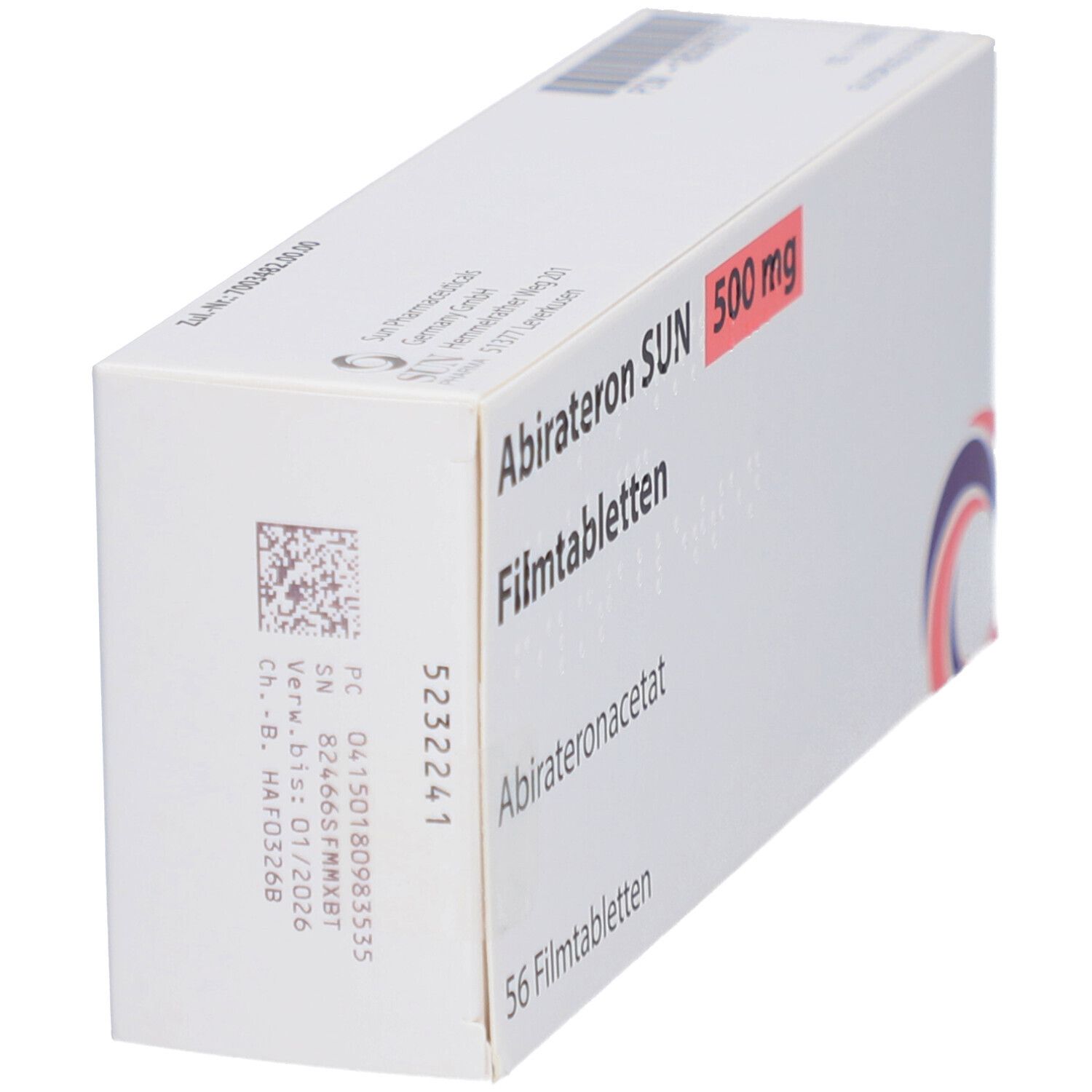 Schachtel 'Abirateron SUN 500 mg Filmtabletten' in Schrägansicht. Text und Logo. Angaben zur Chargennummer und Verfallsdatum.
