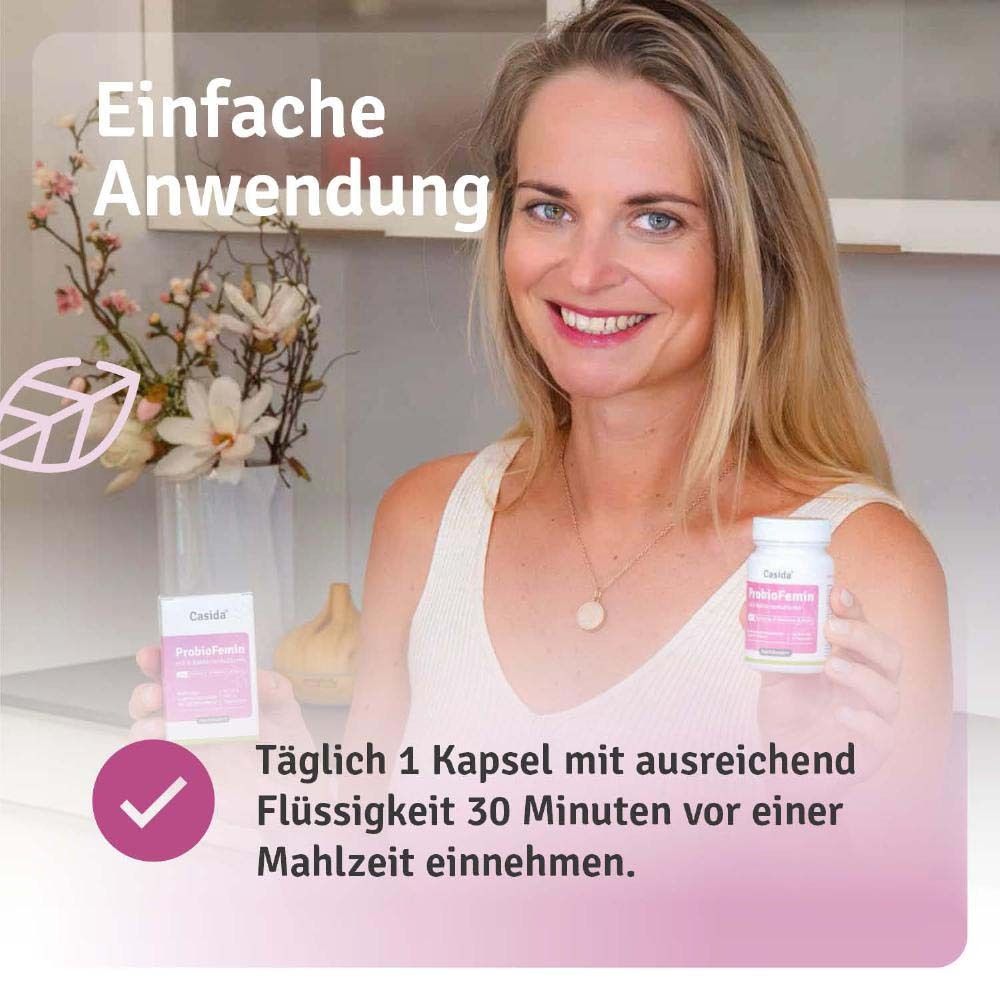 Frau mit Flasche Casida ProbioFemin. Einnahme: 1 Kapsel mit Flüssigkeit 30 Minuten vor der Mahlzeit.