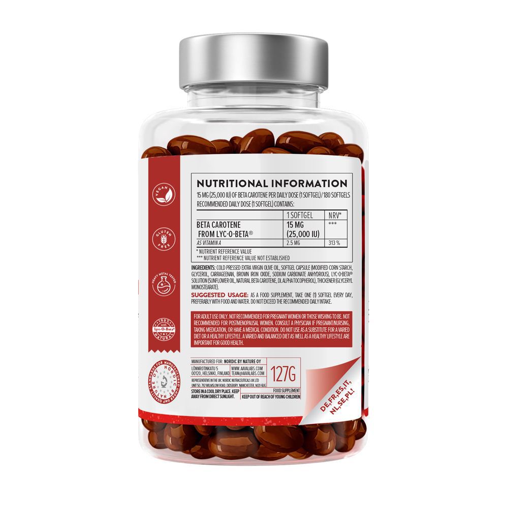 Rückseite einer Glasflasche mit Beta-Carotin-Kapseln und detaillierten Produktinformationen auf dem Etikett.
