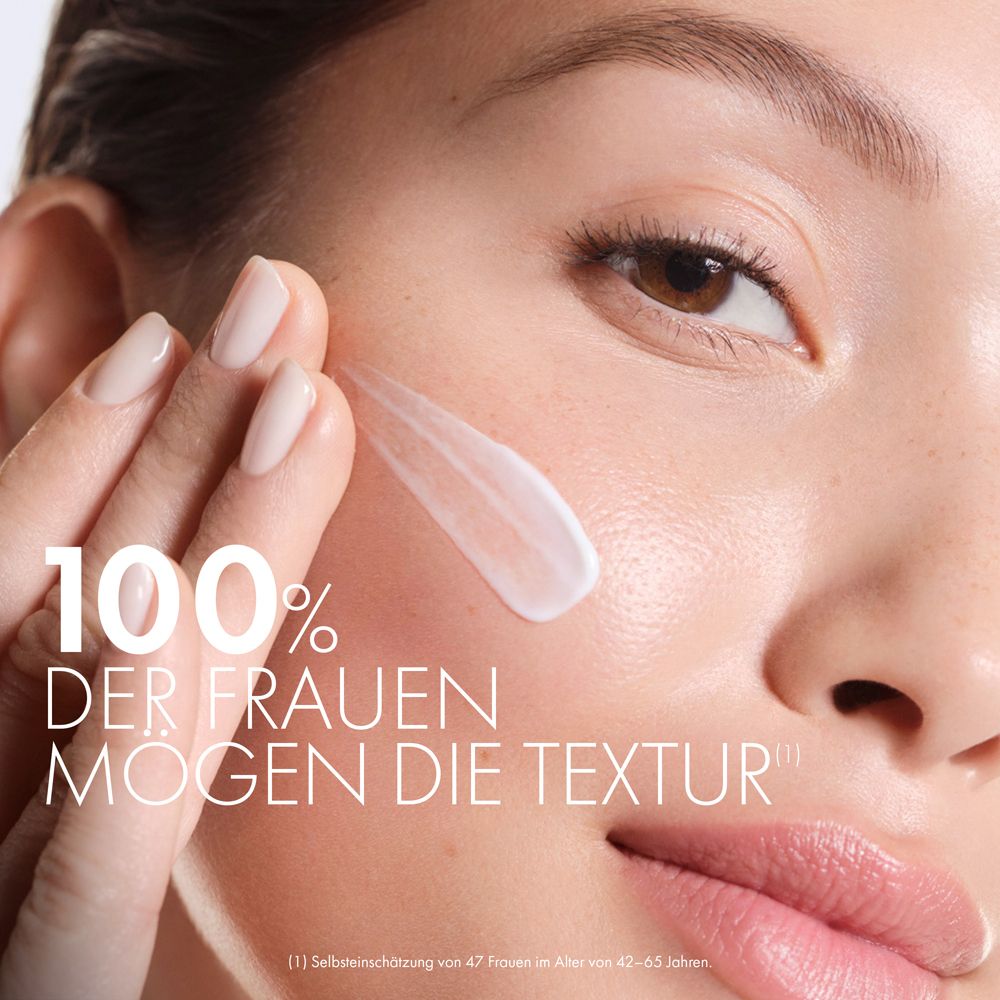 Frau trägt Creme auf. Text: 100% der Frauen mögen die Textur. (1) Selbsteinschätzung von 47 Frauen im Alter von 42-63 Jahren.