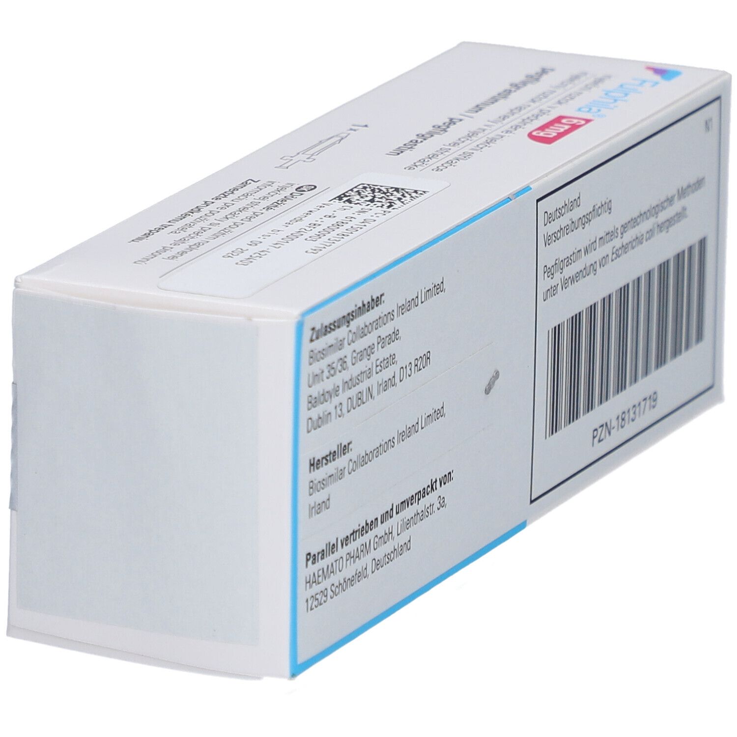 Rückseite der weißen Faltschachtel, schräg. Text: Zulassungsinhaber, Hersteller, PZN-18131719. Barcode und Text in Deutsch.