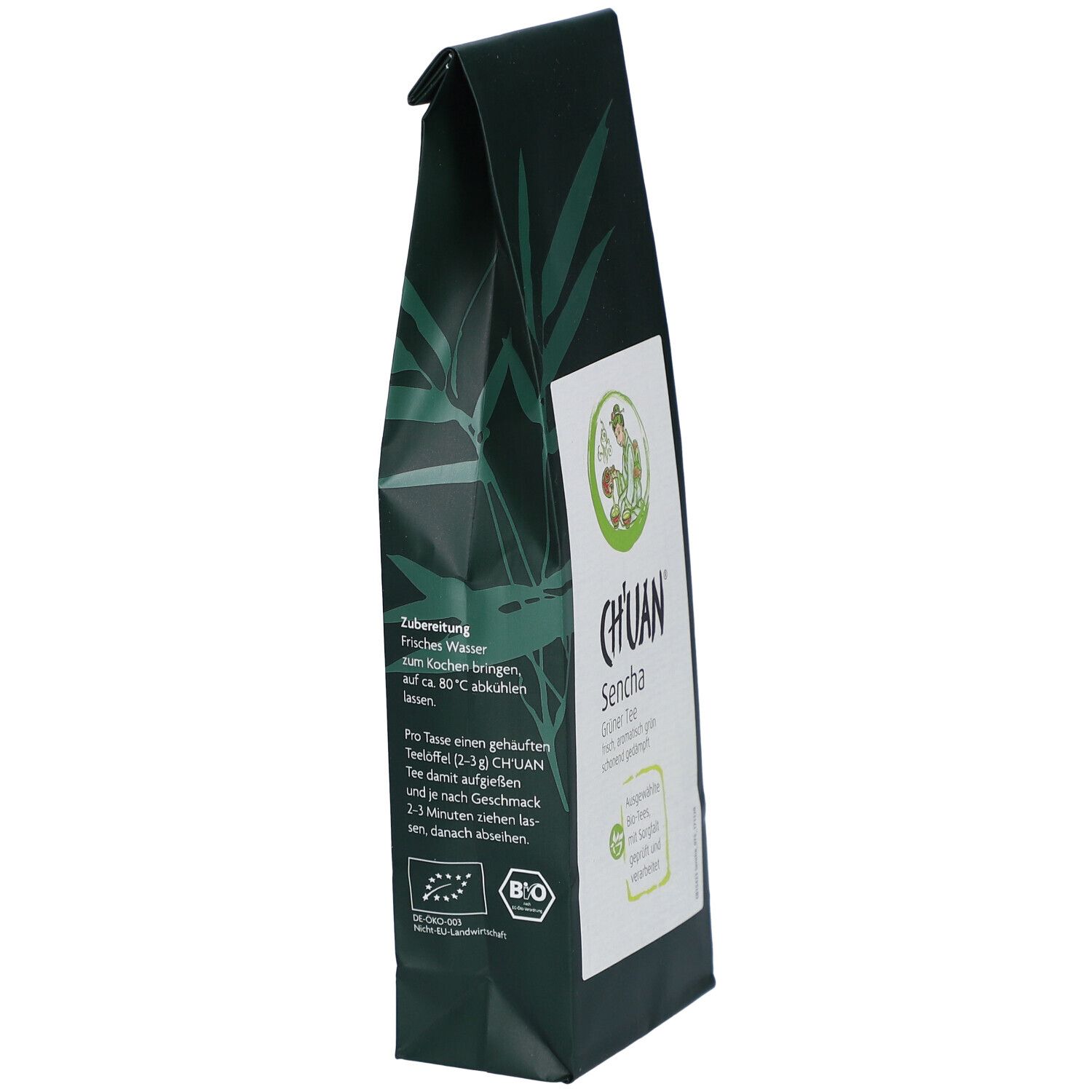 Dunkelgrüne Verpackung, schräg. Aufschrift: CH'UAN Sencha Grüner Tee. Bio-Siegel. Bambus-Design.