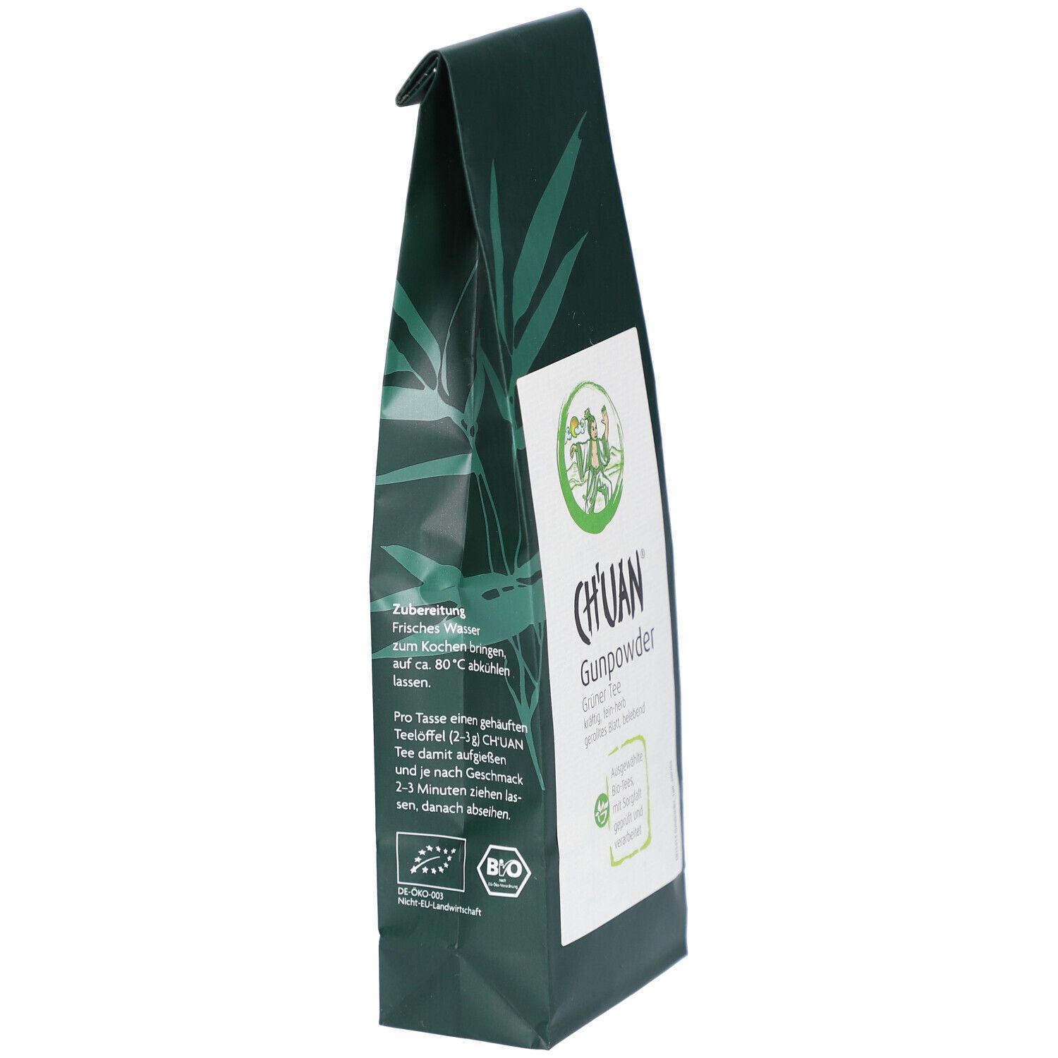 Dunkelgrüne Verpackung, Seitenansicht. Weißes Etikett mit Text: CHUAN Gunpowder Grüner Tee. Bio-Siegel.