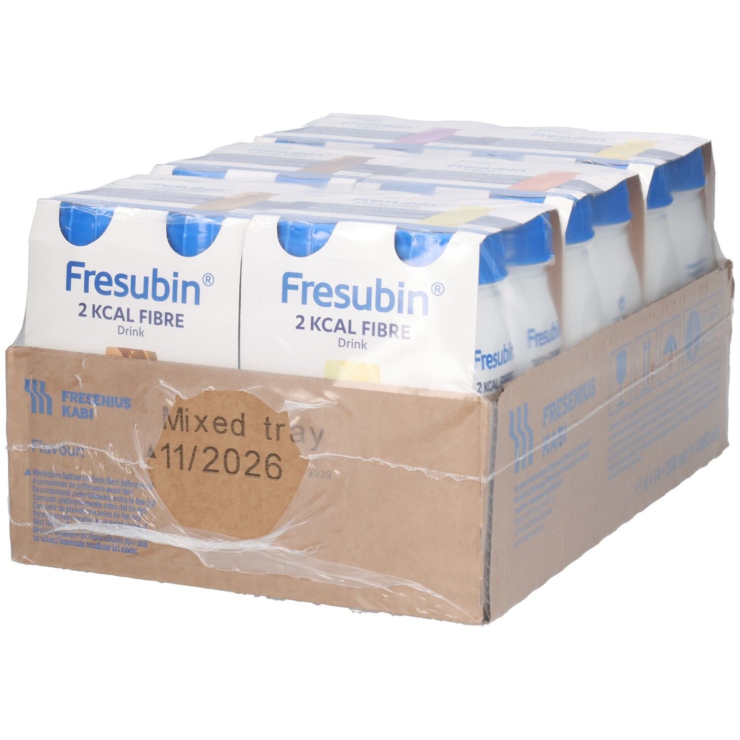 Karton mit 24 Trinkflaschen. Aufdruck: Fresubin 2 kcal Fibre. Blaue Deckel, weiße Flaschen. Mischkarton.