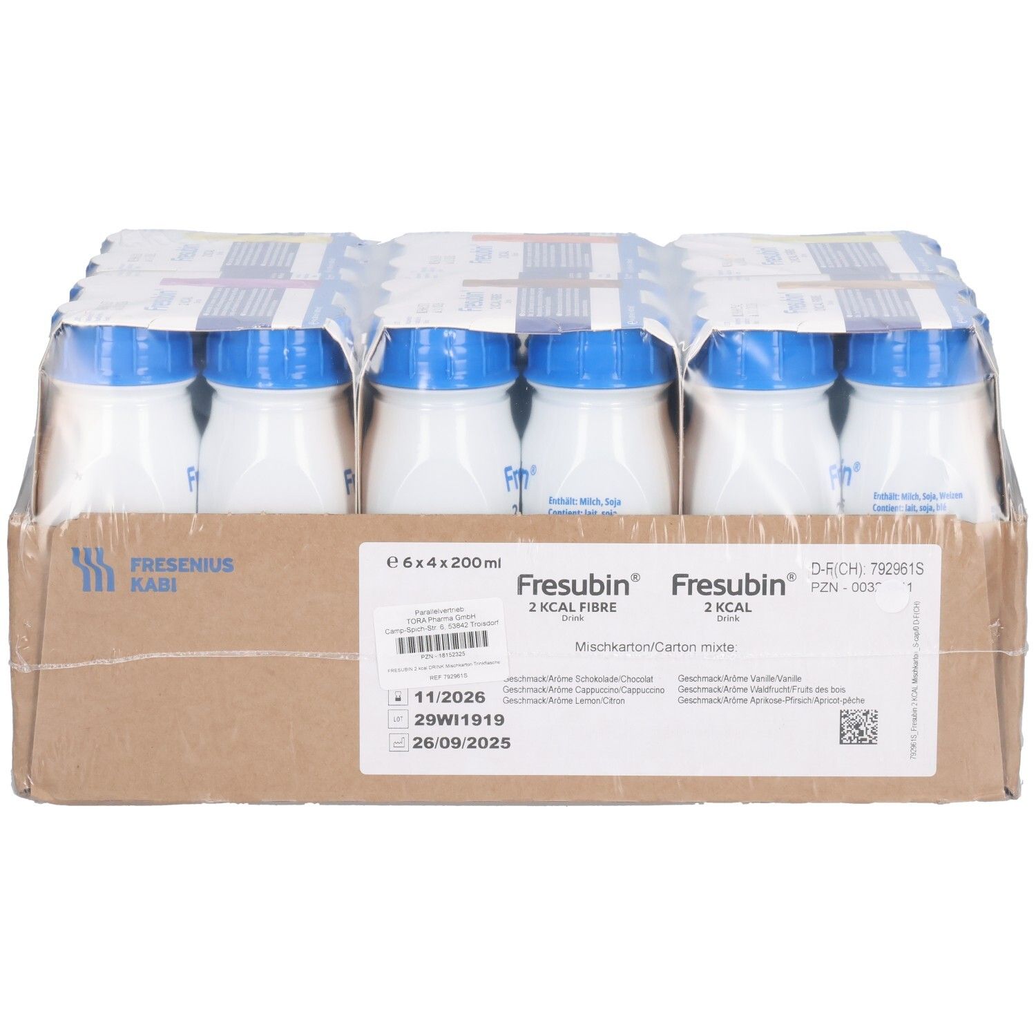 Karton mit 24 Trinkflaschen. Aufdruck: Fresubin 2 kcal Fibre. Blaue Deckel, weiße Flaschen. Verpackung mit Etiketten.