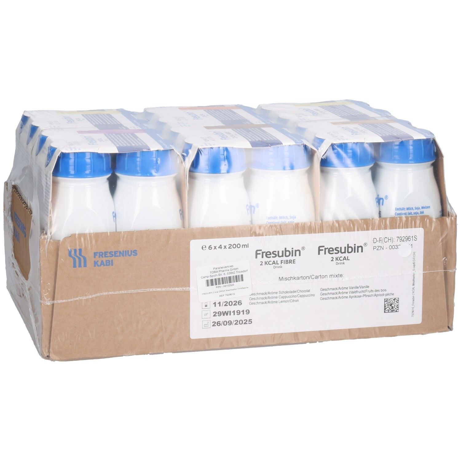 Karton mit 24 Trinkflaschen. Aufdruck: Fresubin 2 kcal. Blaue Deckel, weiße Flaschen. Verpackung mit Etiketten.