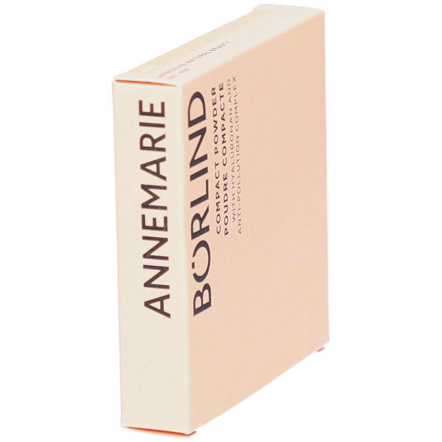 Kompaktpuder-Verpackung, schräg. Beige Karton mit schwarzem Schriftzug ANNEMARIE BÖRLIND. Text: COMPACT POWDER.