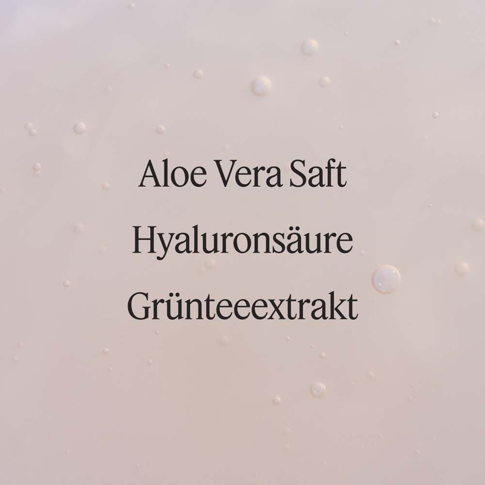 Text: Aloe Vera Saft, Hyaluronsäure, Grünteeextrakt. Auf rosa Hintergrund. Keine Produktverpackung sichtbar.