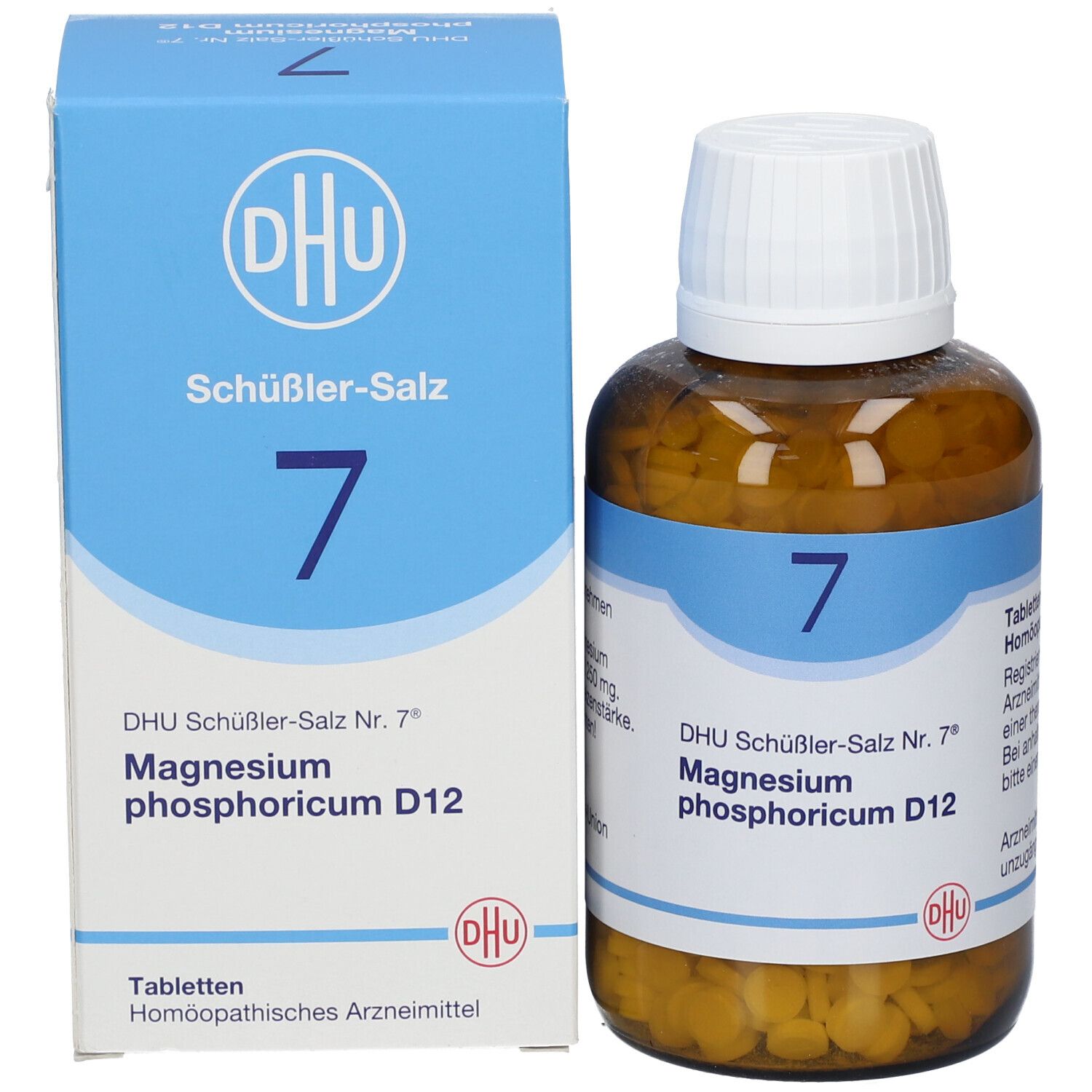 Braune Glasflasche mit Tabletten und weißem Deckel, neben blauer Schachtel. Beide mit Produktinformationen.