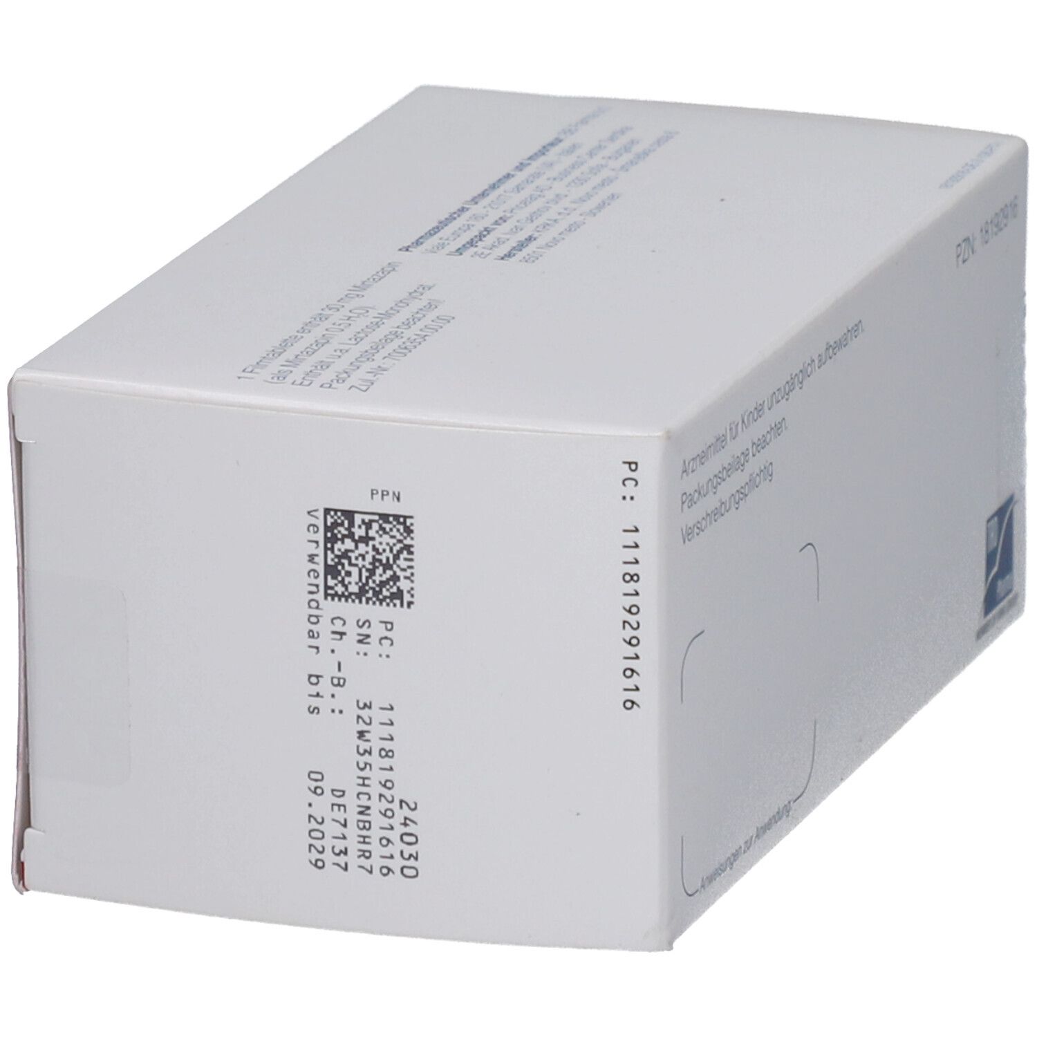 Seitenansicht der Verpackung von MIRTA TAD 30 mg Filmtabletten. Weiße Schachtel mit Text und Barcode. Produktionsdaten.