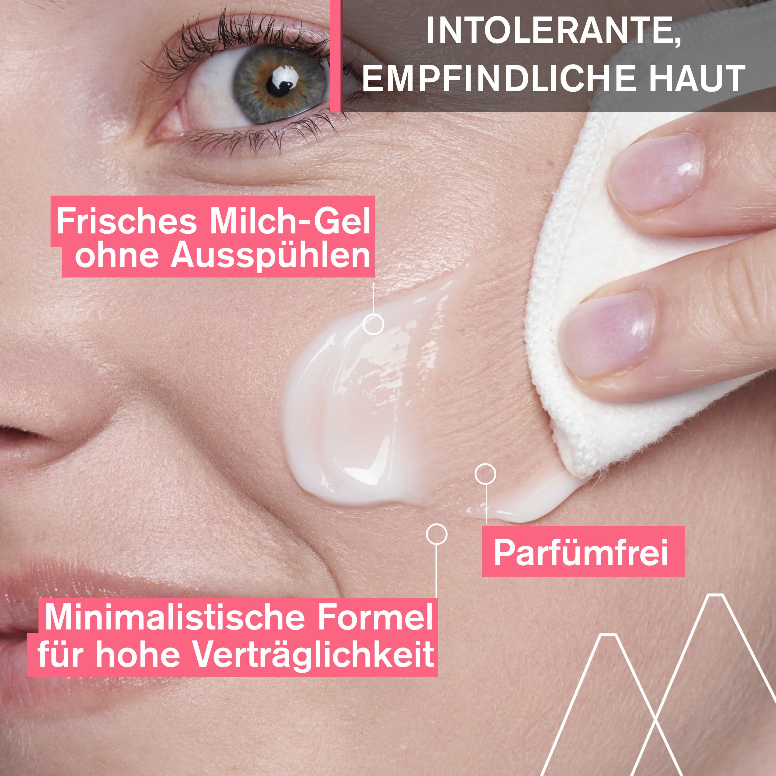Nahaufnahme einer Frau, die ein Wattepad mit Milchgel auf die Haut aufträgt. Text: Parfümfrei, Minimalistische Formel.