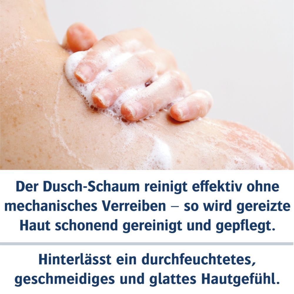 Hand reinigt Haut mit Schaum. Text: Reinigt ohne mechanisches Verreiben. Hinterlässt glattes Hautgefühl.