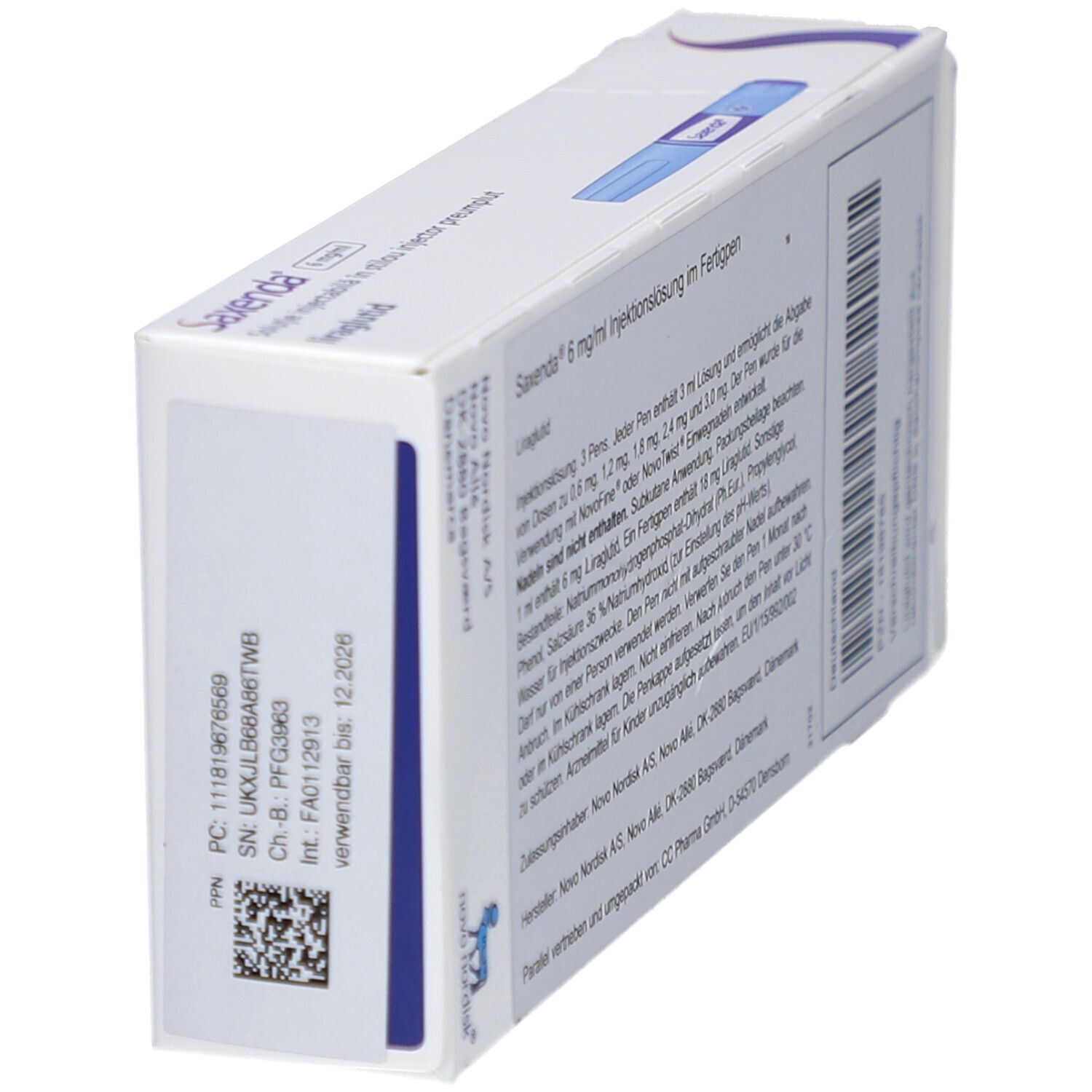 Schrägansicht der Saxenda-Verpackung. Aufschrift: Saxenda 6 mg/ml Injektionslsg. im Fertigpen. Text und Barcode.