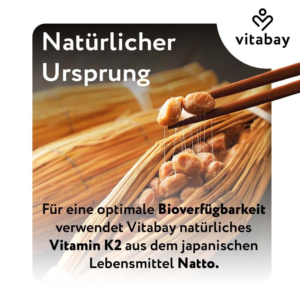 Essstäbchen halten Natto. Aufschrift: Vitamin K2. Marke: vitabay.