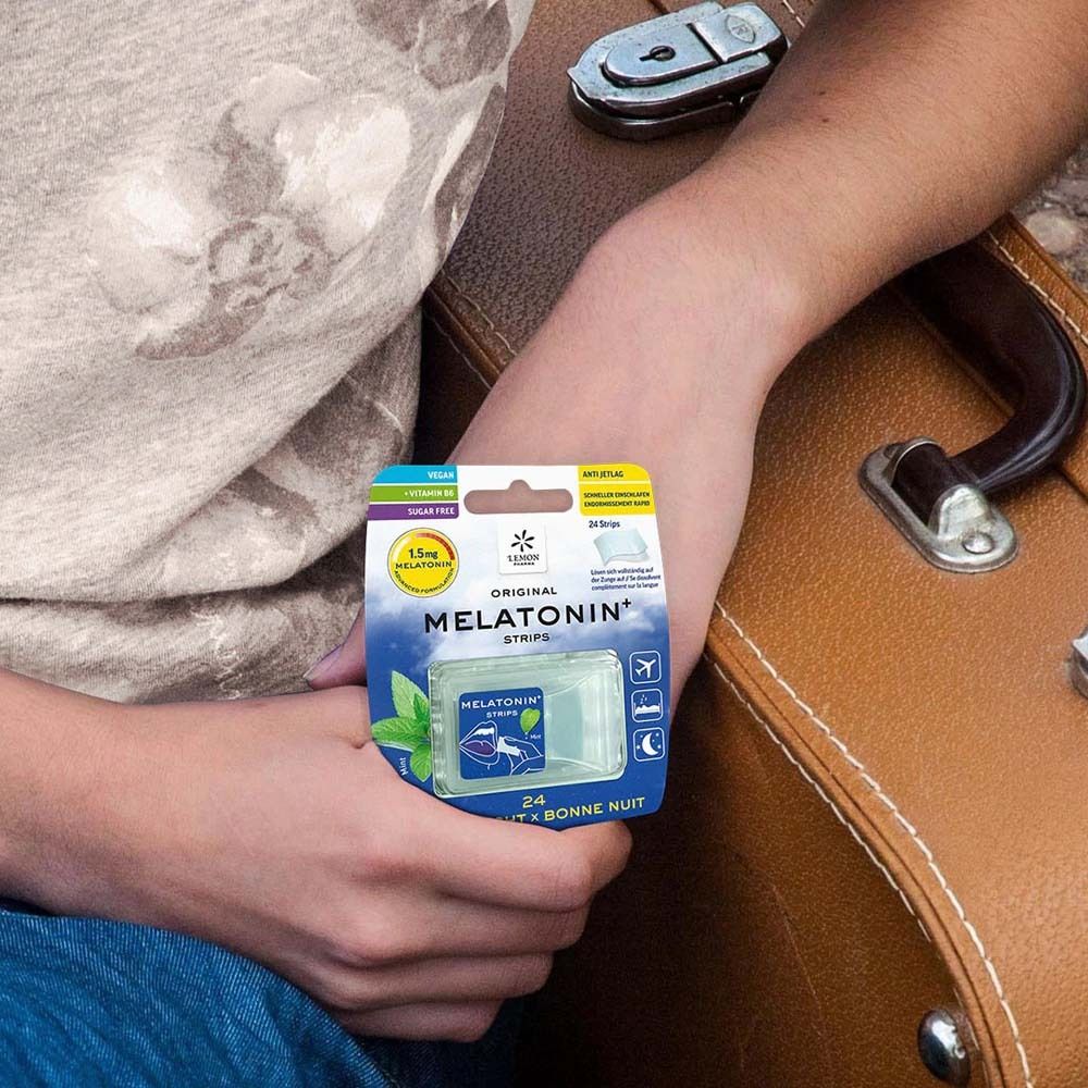Person hält Verpackung mit Melatonin+ Strips. Marke: Lemon Pharma. Vegan, zuckerfrei, mit Vitamin B6.