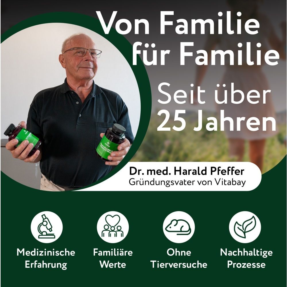 Gründer von Vitabay mit zwei Produktflaschen, seit über 25 Jahren.