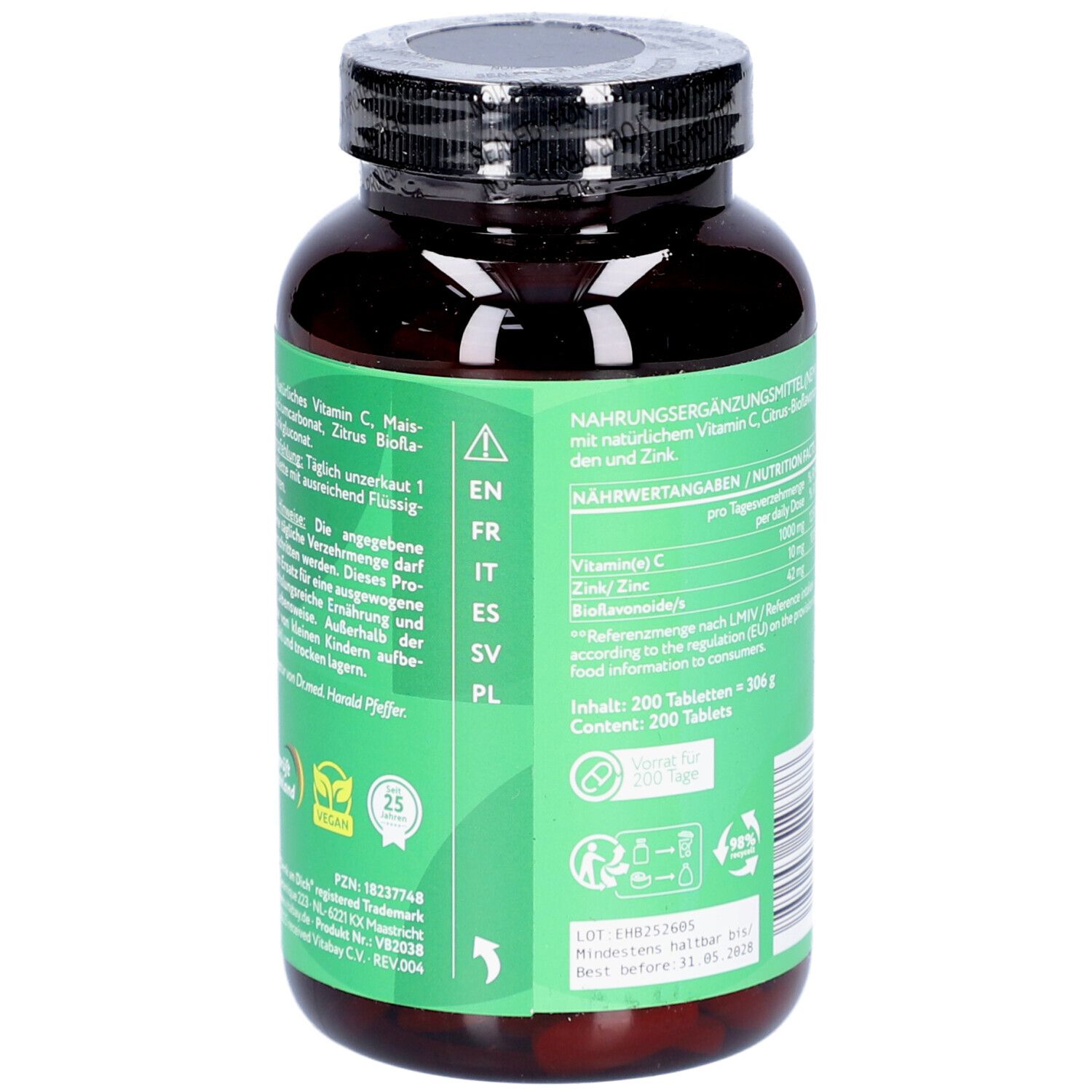 Rückseite der Flasche mit grüner Etikettierung. Enthält Informationen und Piktogramme. Vegan-Siegel.