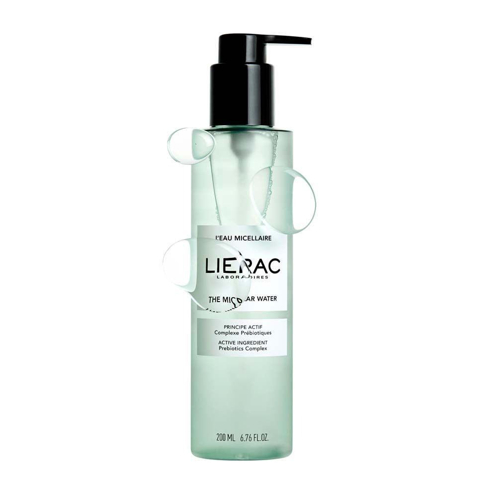 Grüne Flasche mit schwarzem Pumpverschluss. Aufschrift: LIERAC, THE MICELLAR WATER. Blasen.