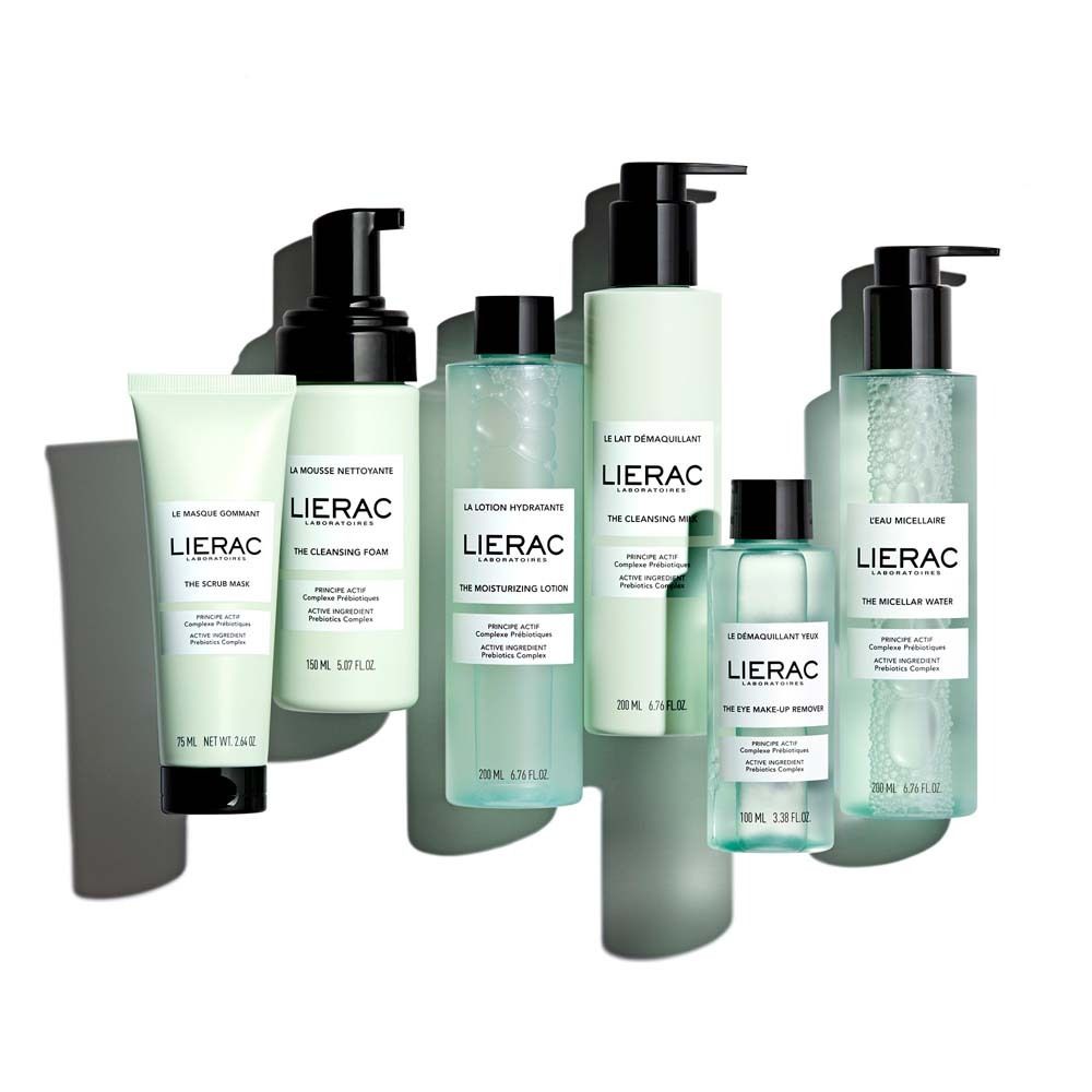 Verschiedene LIERAC Produkte. Flaschen und Tuben. Aufschrift: THE SCRUB MASK, THE CLEANSING FOAM, THE MOISTURIZING LOTION.