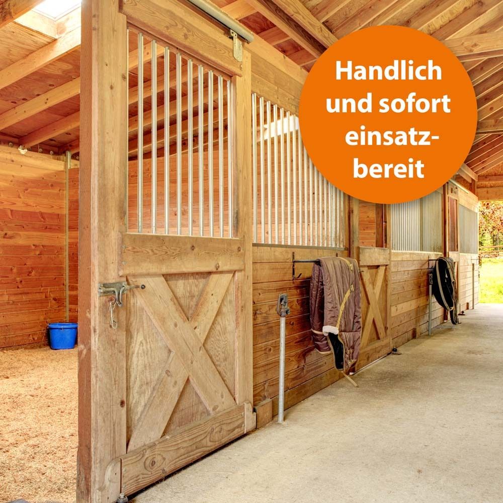 Stall mit Holztüren. Orangefarbener Kreis mit Text: Handlich und sofort einsatzbereit.