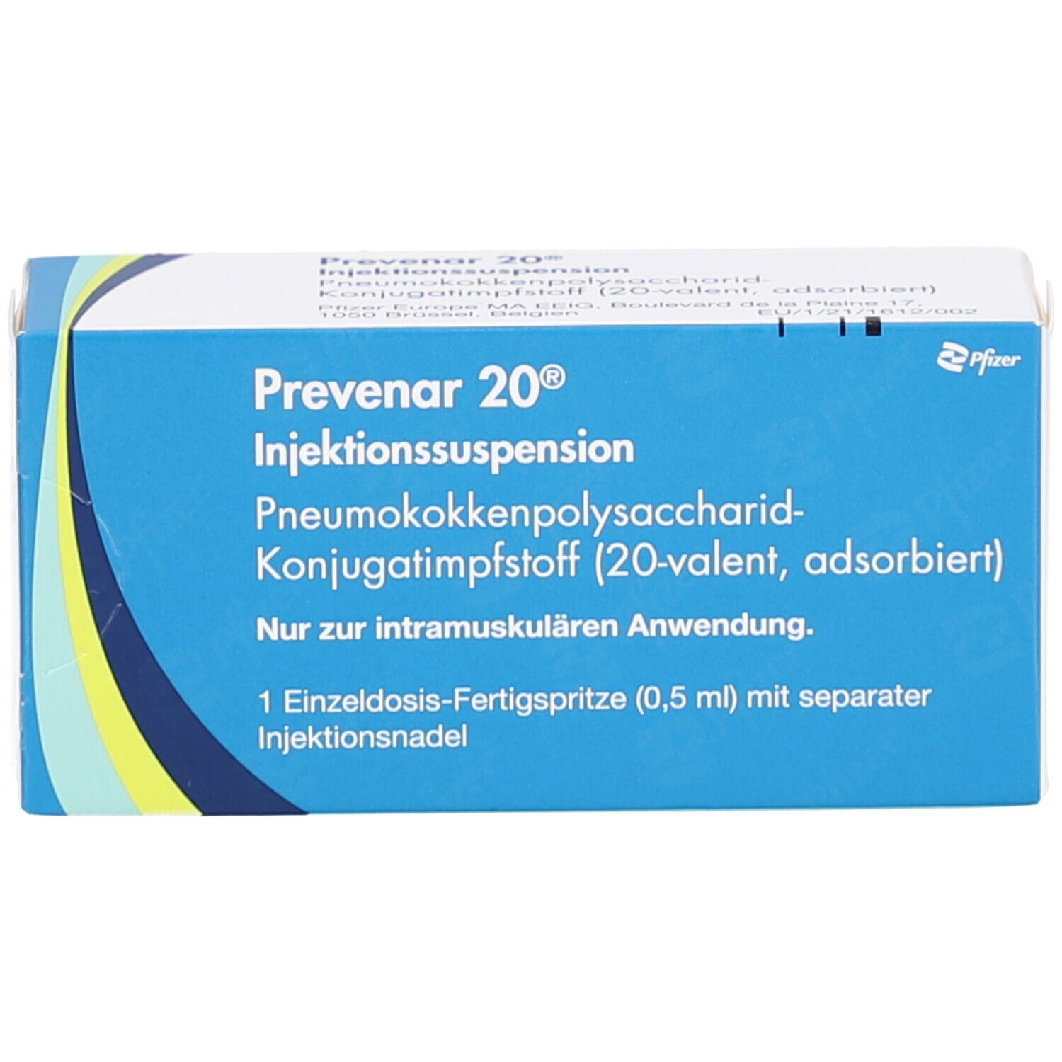 Blaue und weiße Faltschachtel mit Produktnamen und Informationen. Enthält eine Fertigspritze. Pfizer-Logo.