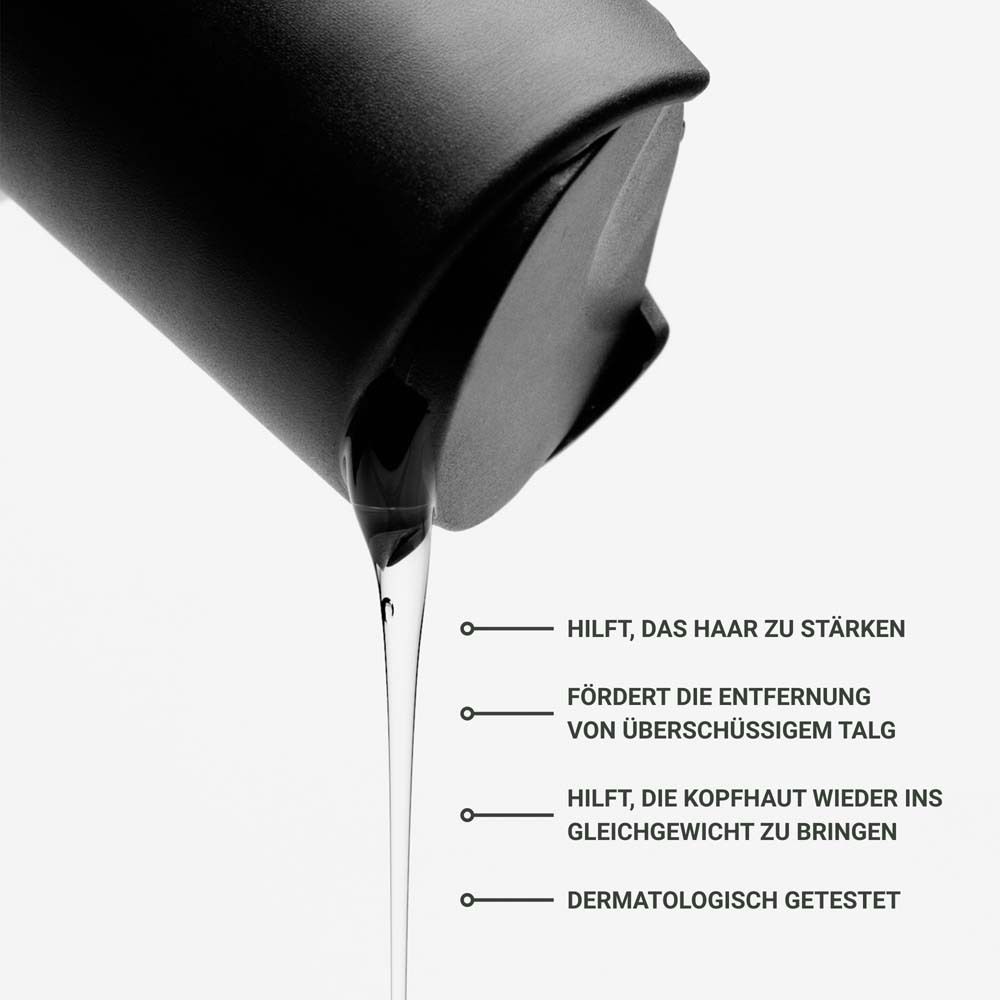 Nahaufnahme von Shampoo, das aus einer Flasche fließt. Text: Hilft, das Haar zu stärken.