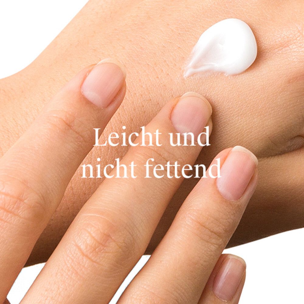 Hand, Creme aufgetragen. Text: Leicht und nicht fettend.