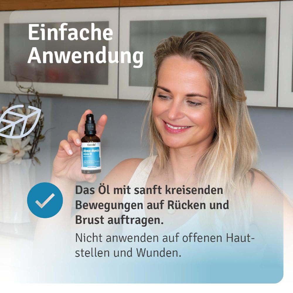 Frau hält Produktflasche. Text: Einfache Anwendung. Das Öl mit sanft kreisenden Bewegungen auf Rücken und Brust auftragen.