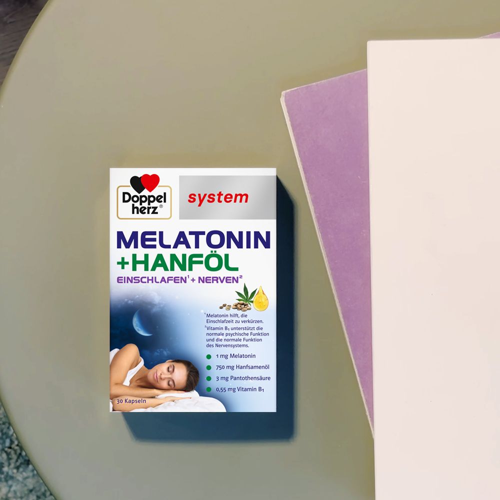 Schachtel Doppelherz system Melatonin + Hanföl. Aufdruck: Melatonin, Hanföl, Einschlafen + Nerven. Frau schläft.